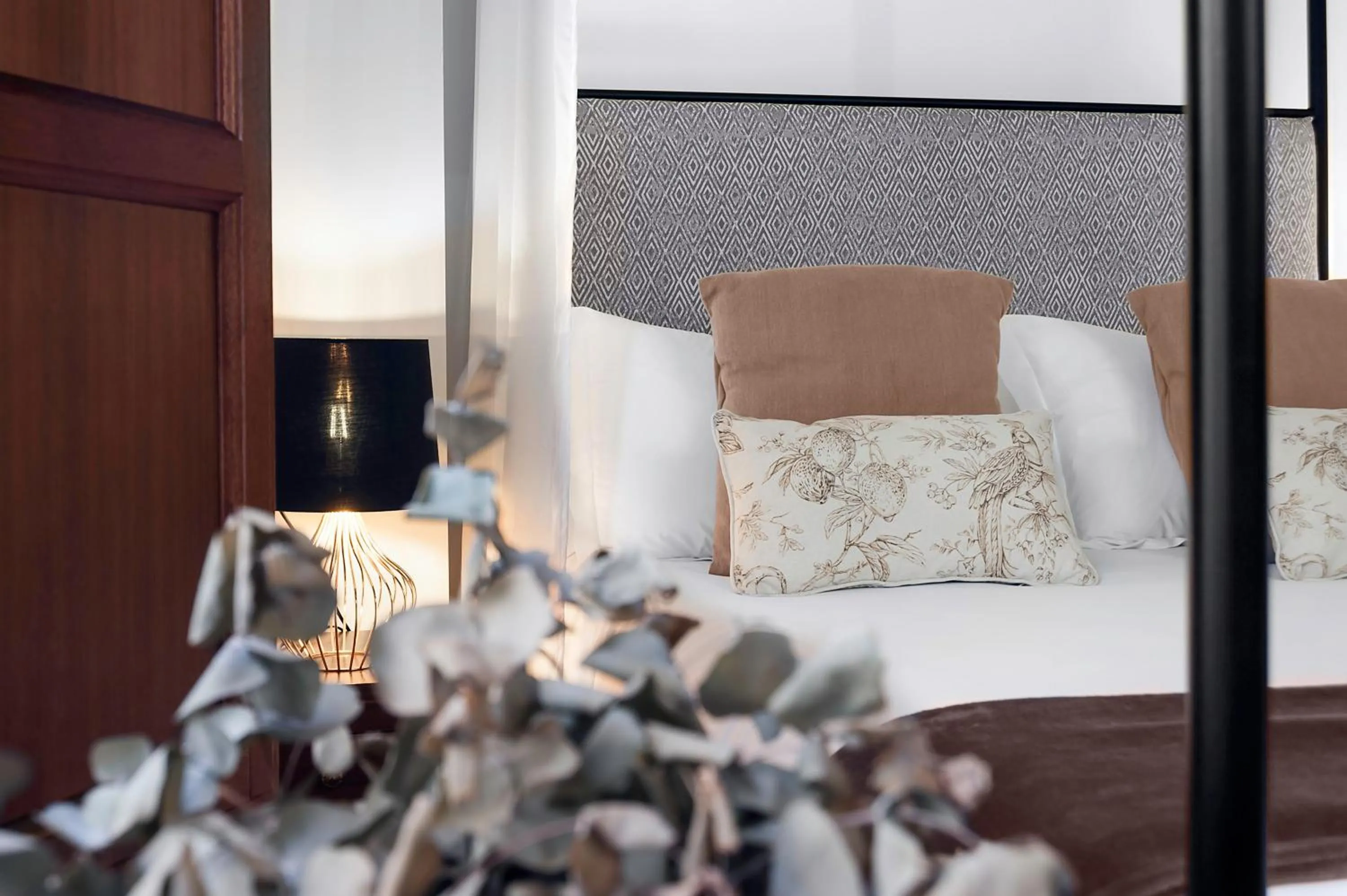 Bed in Hotel Mercader de Sedas by Maxi Hoteles