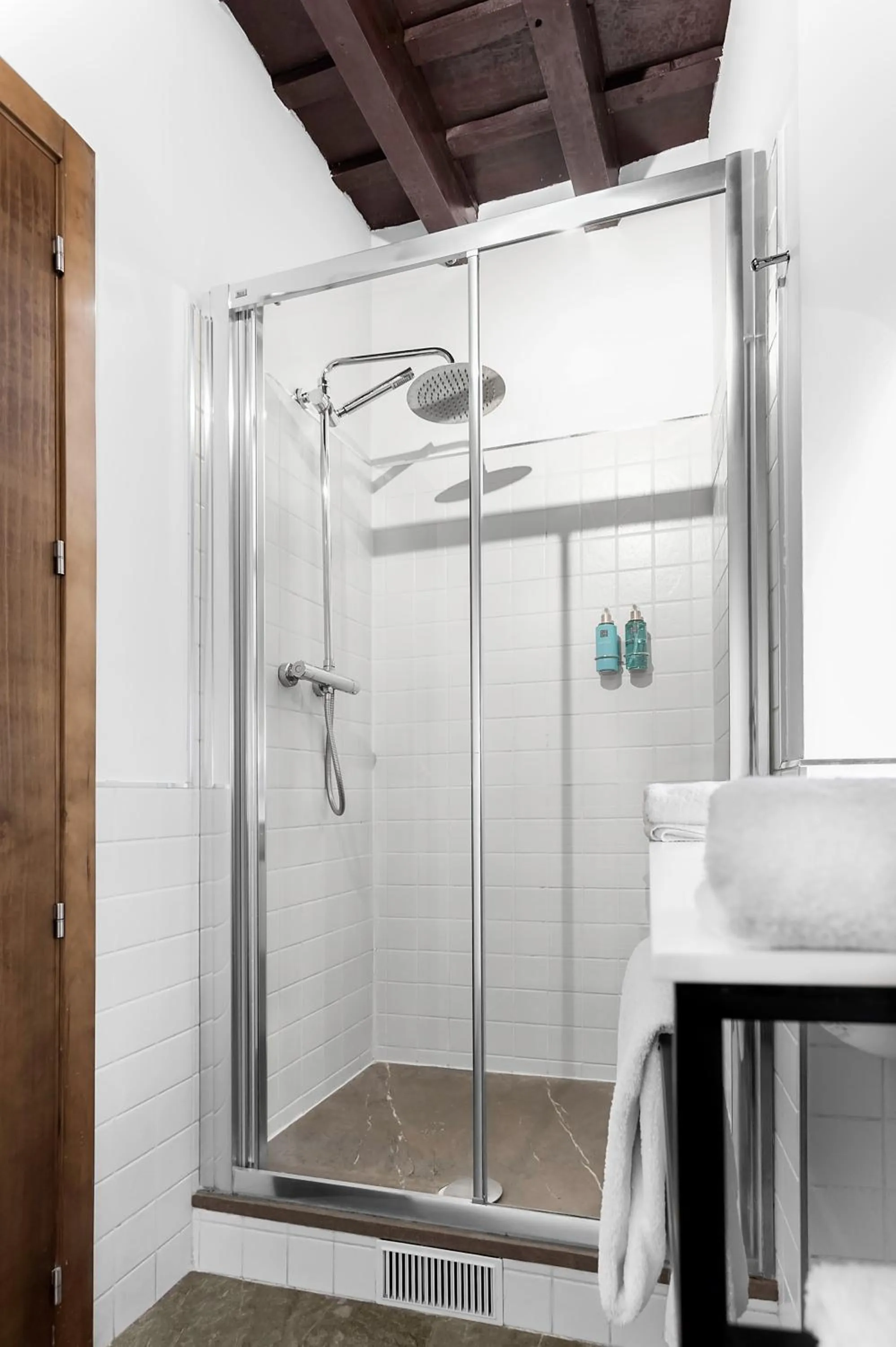 Shower in Hotel Mercader de Sedas by Maxi Hoteles