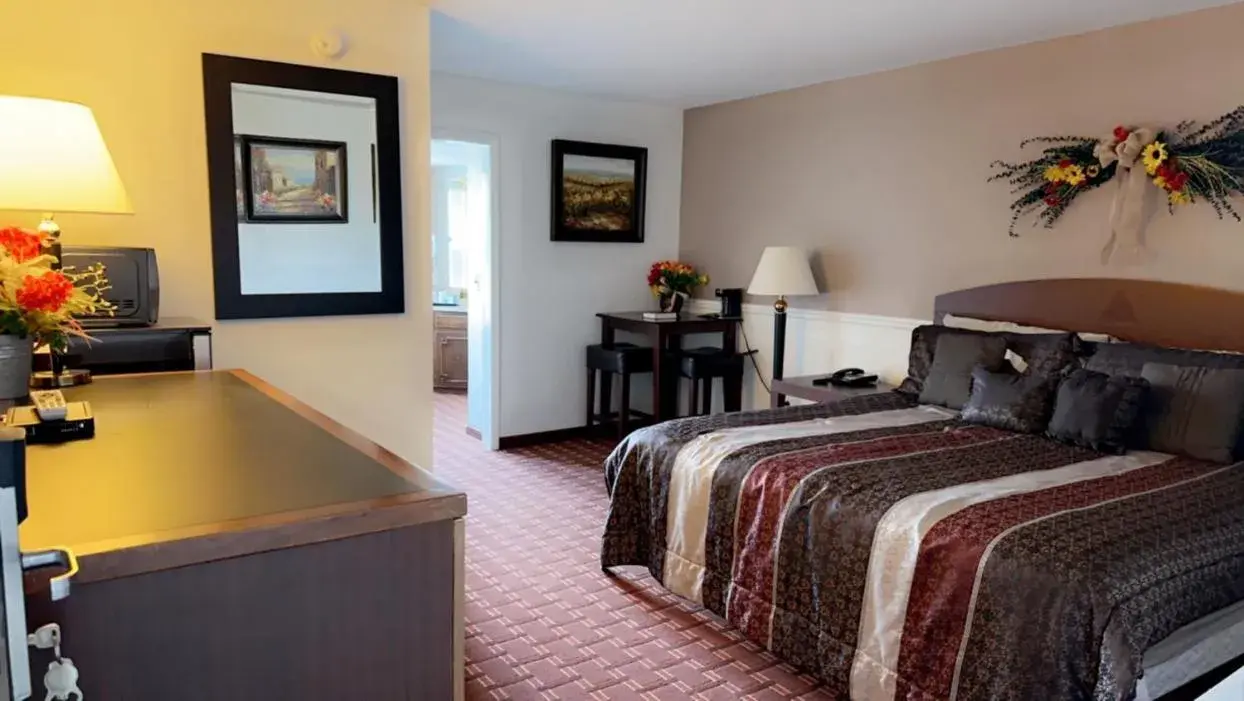 Deluxe King Suite in Branson Victorian Inn Deluxe King Suite in Branson Victorian Inn