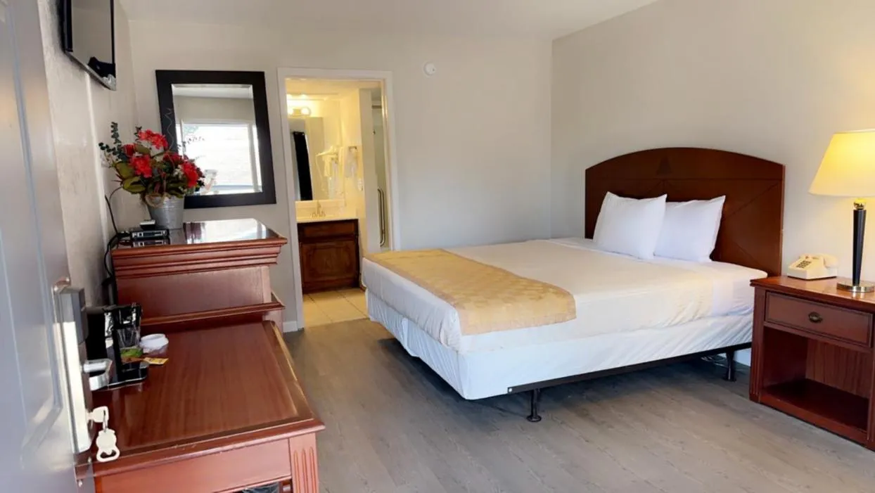 Photo of the whole room in Branson Victorian Inn