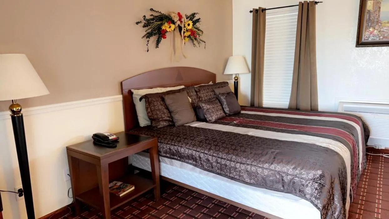 Bedroom in Branson Victorian Inn