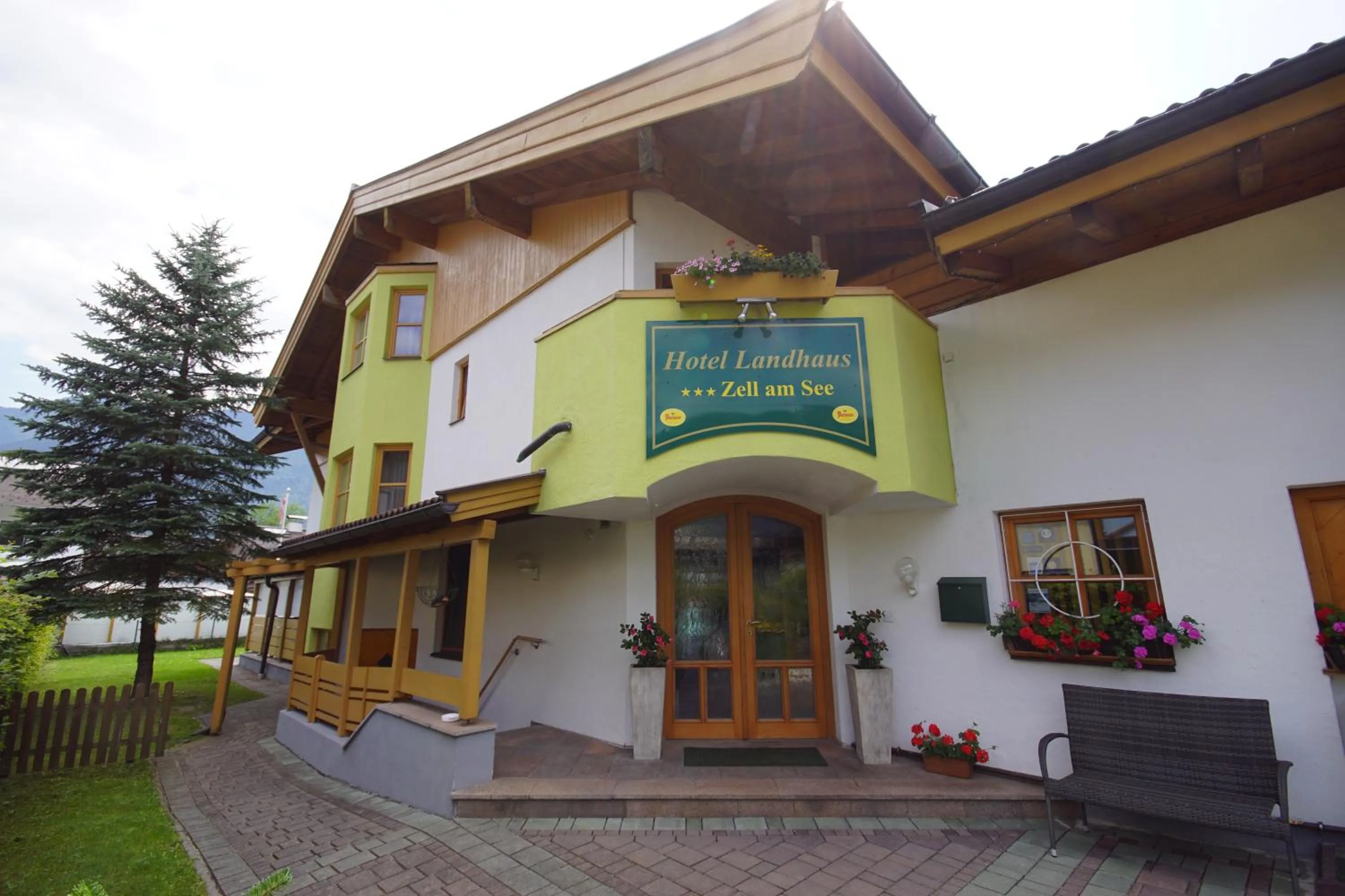 Facade/entrance in Hotel Landhaus Zell am See