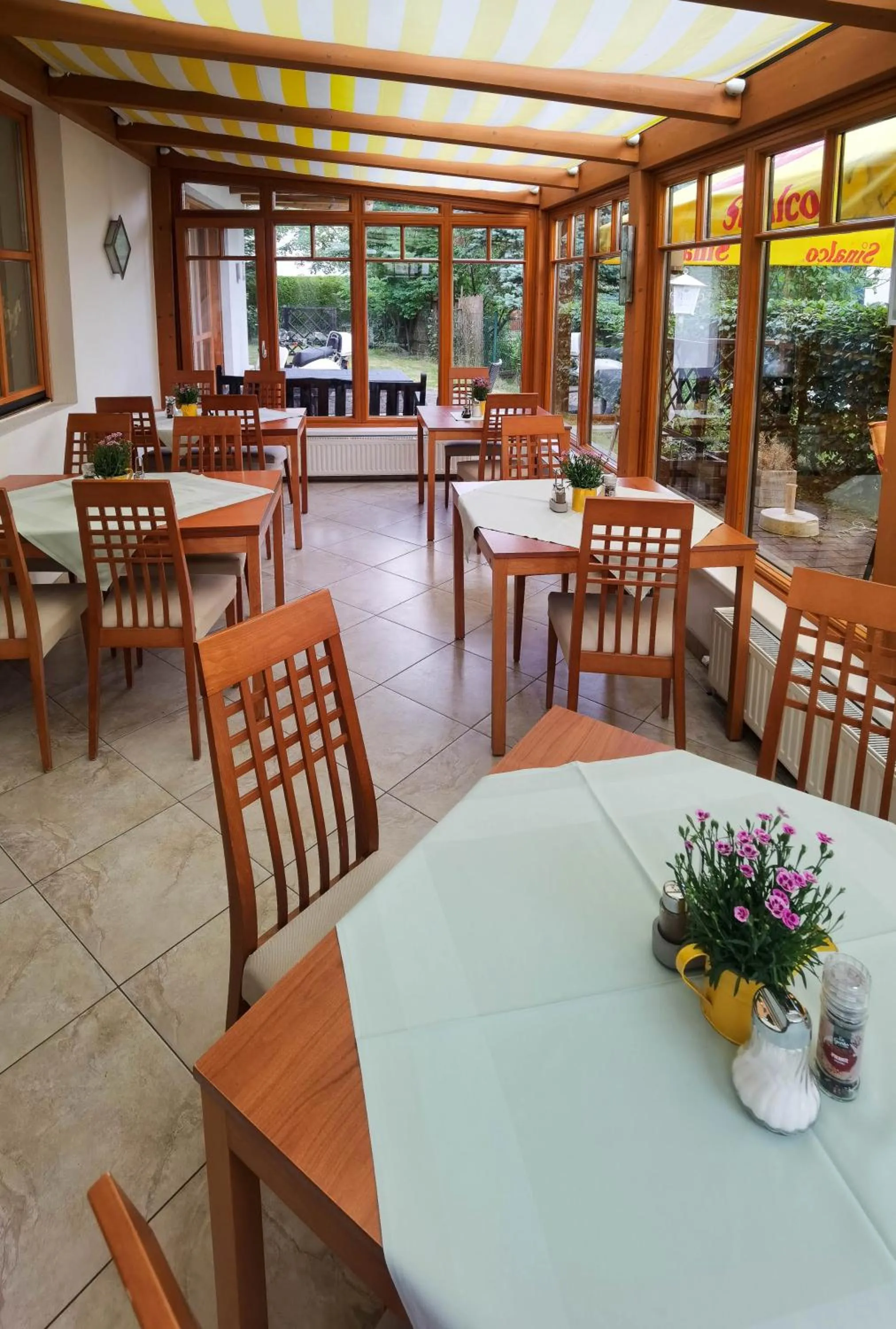 Restaurant/places to eat in Hotel Landhaus Zell am See