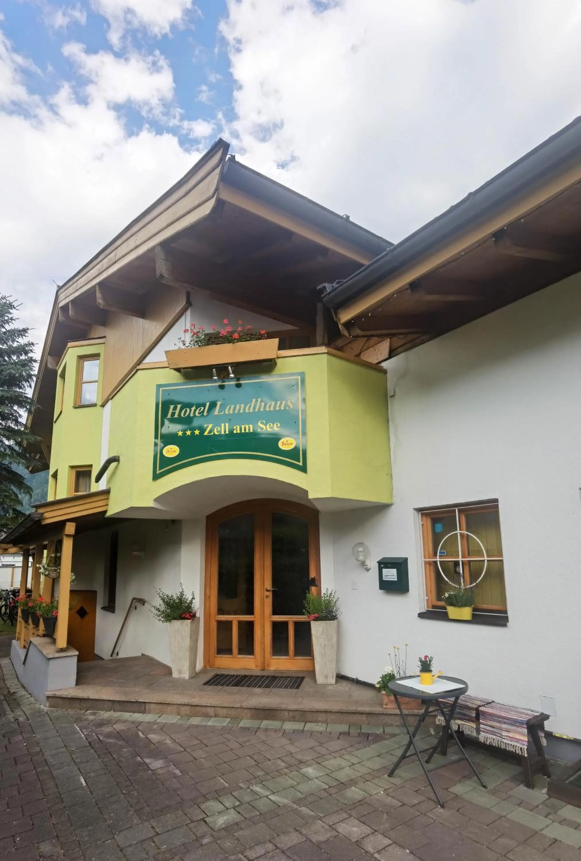 Property building in Hotel Landhaus Zell am See