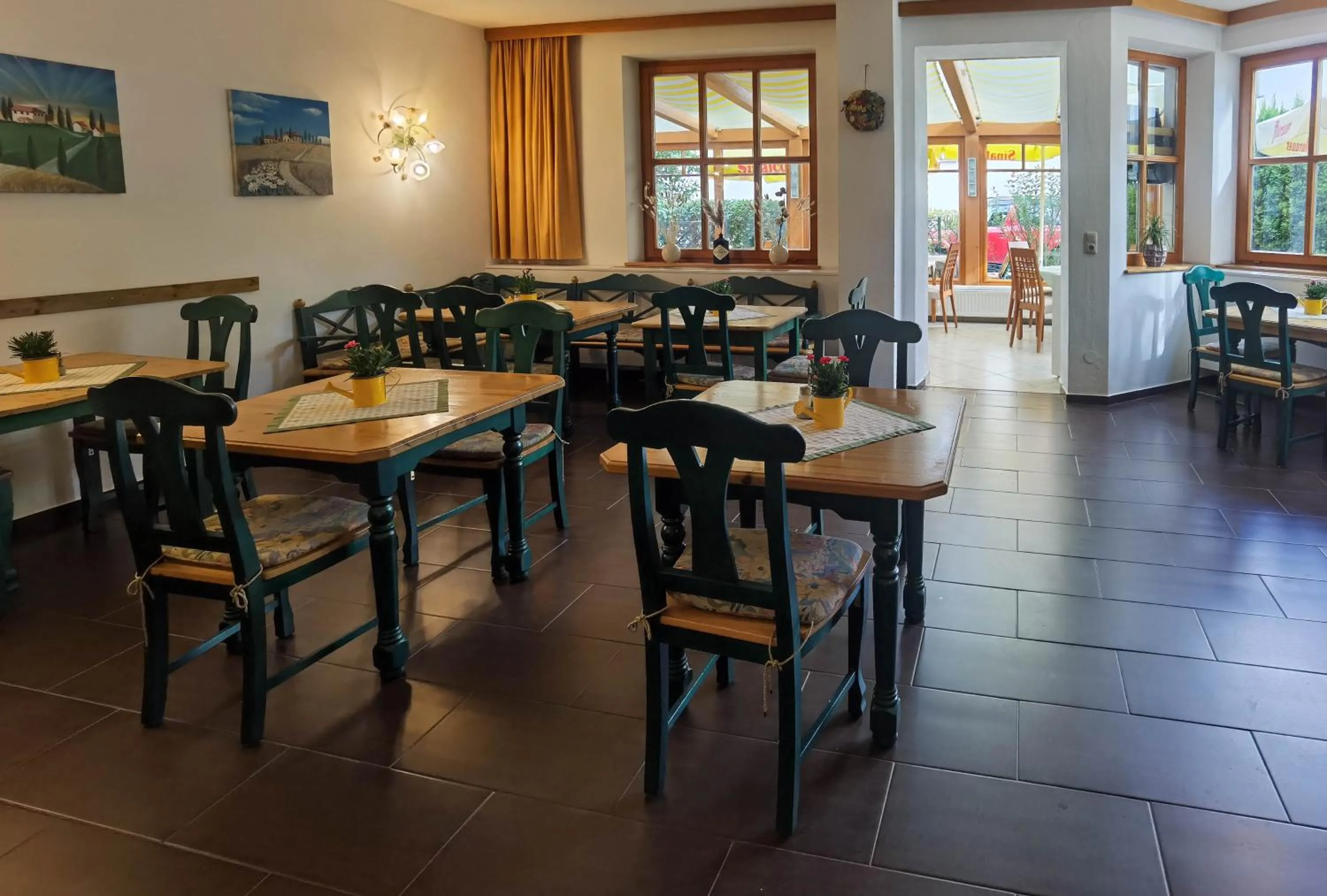 Restaurant/places to eat in Hotel Landhaus Zell am See
