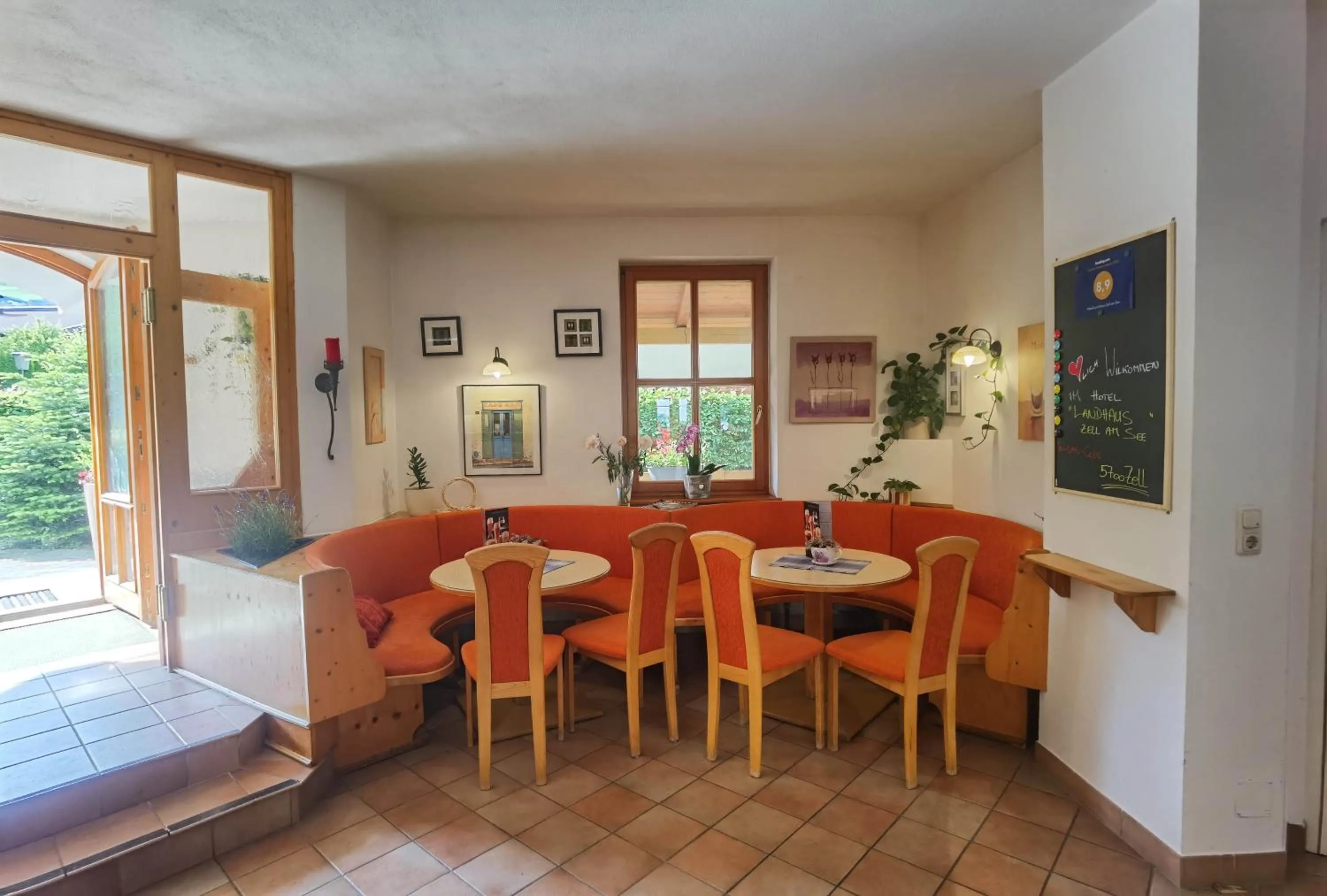 Lounge or bar in Hotel Landhaus Zell am See