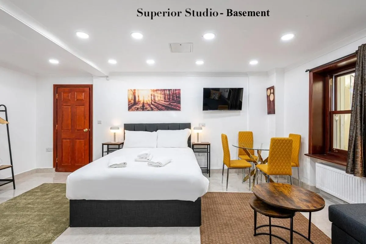Superior Studio in Kensington Olympia