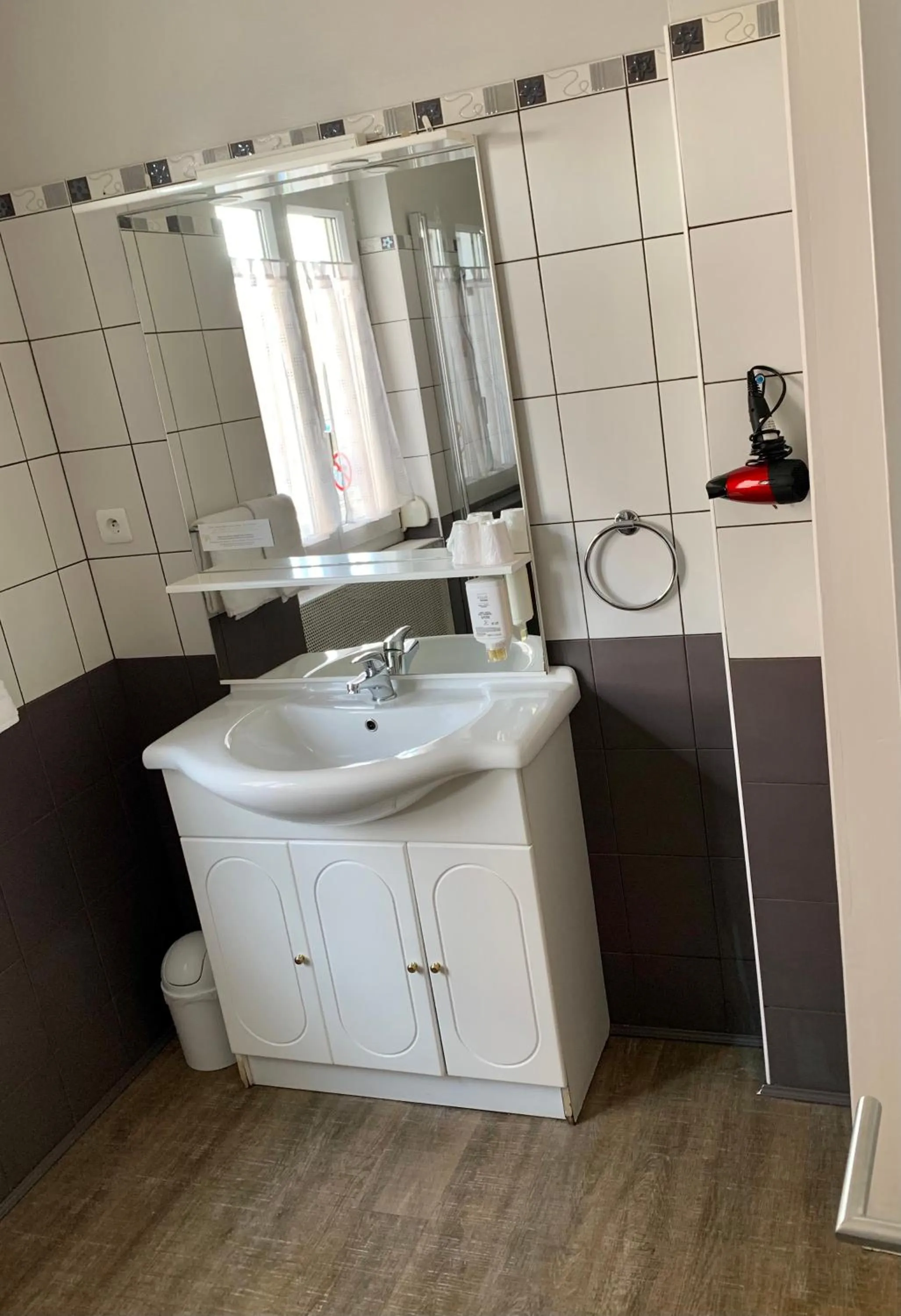 Bathroom in Hotel Le Petit Baigneur Palavas Plage