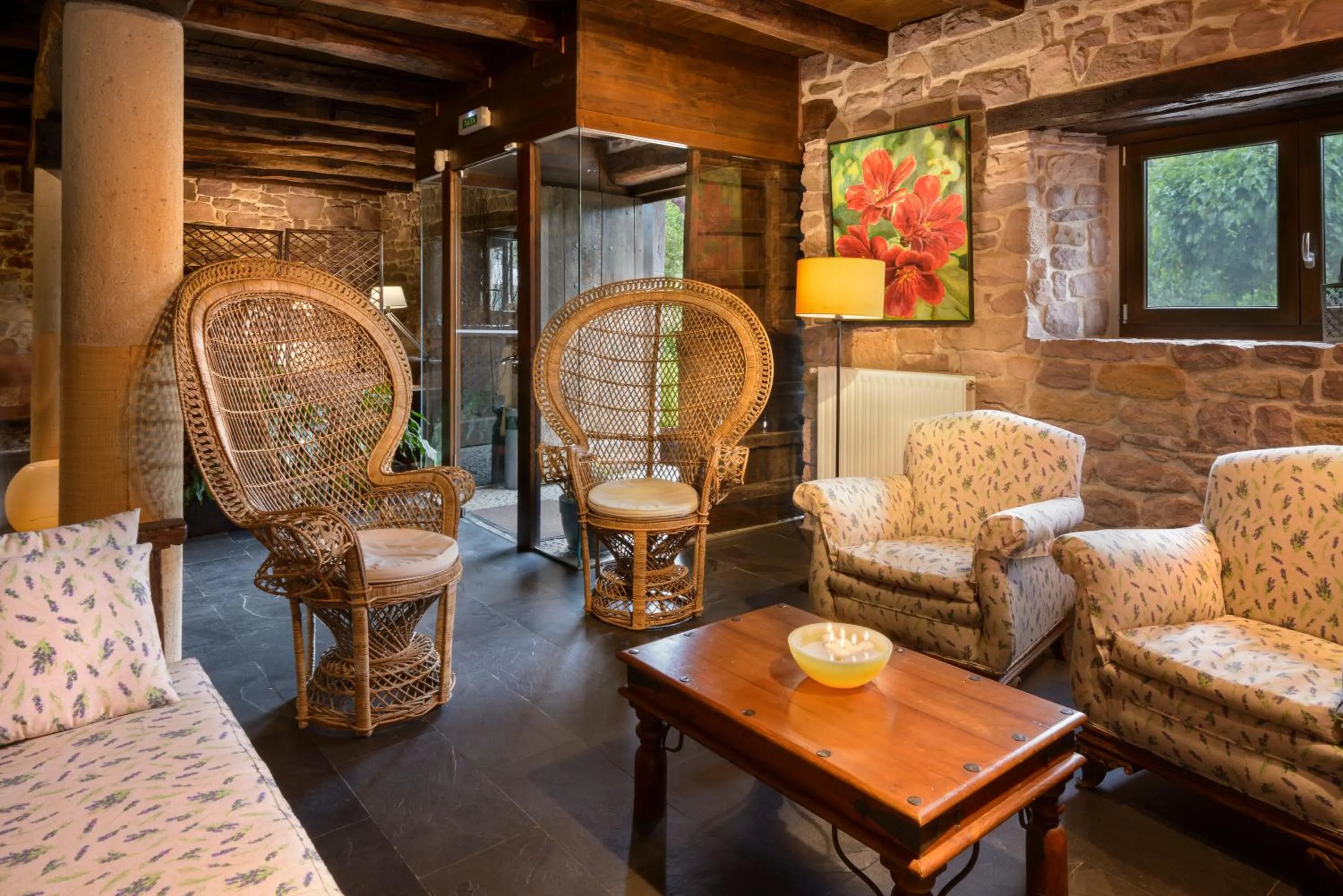 Communal lounge/ TV room in Hotel Rural Iribarnia