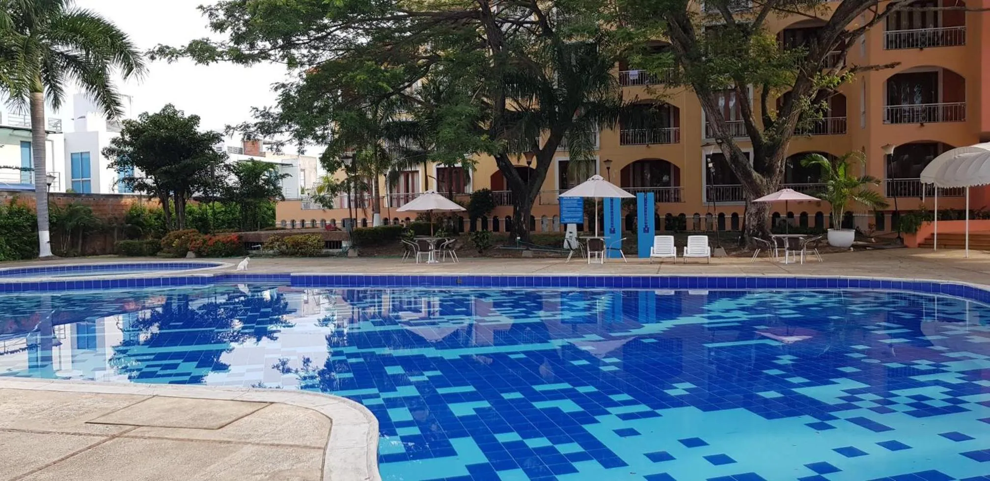 Swimming pool in Hotel Peñon Suites