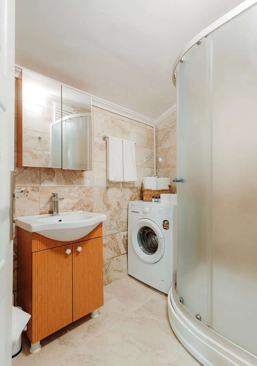 Shower in Umut Apartments