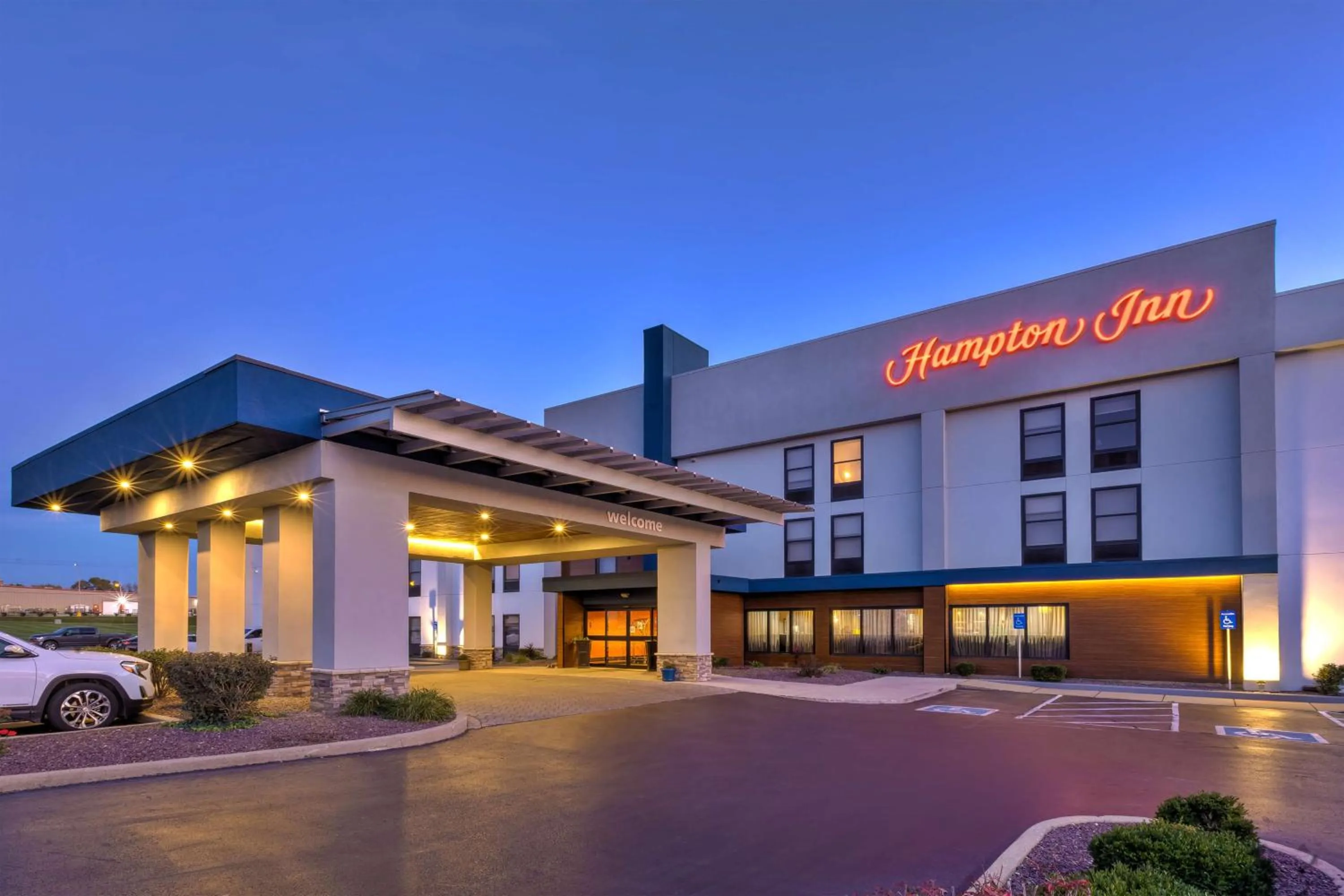 Property building in Hampton Inn Princeton