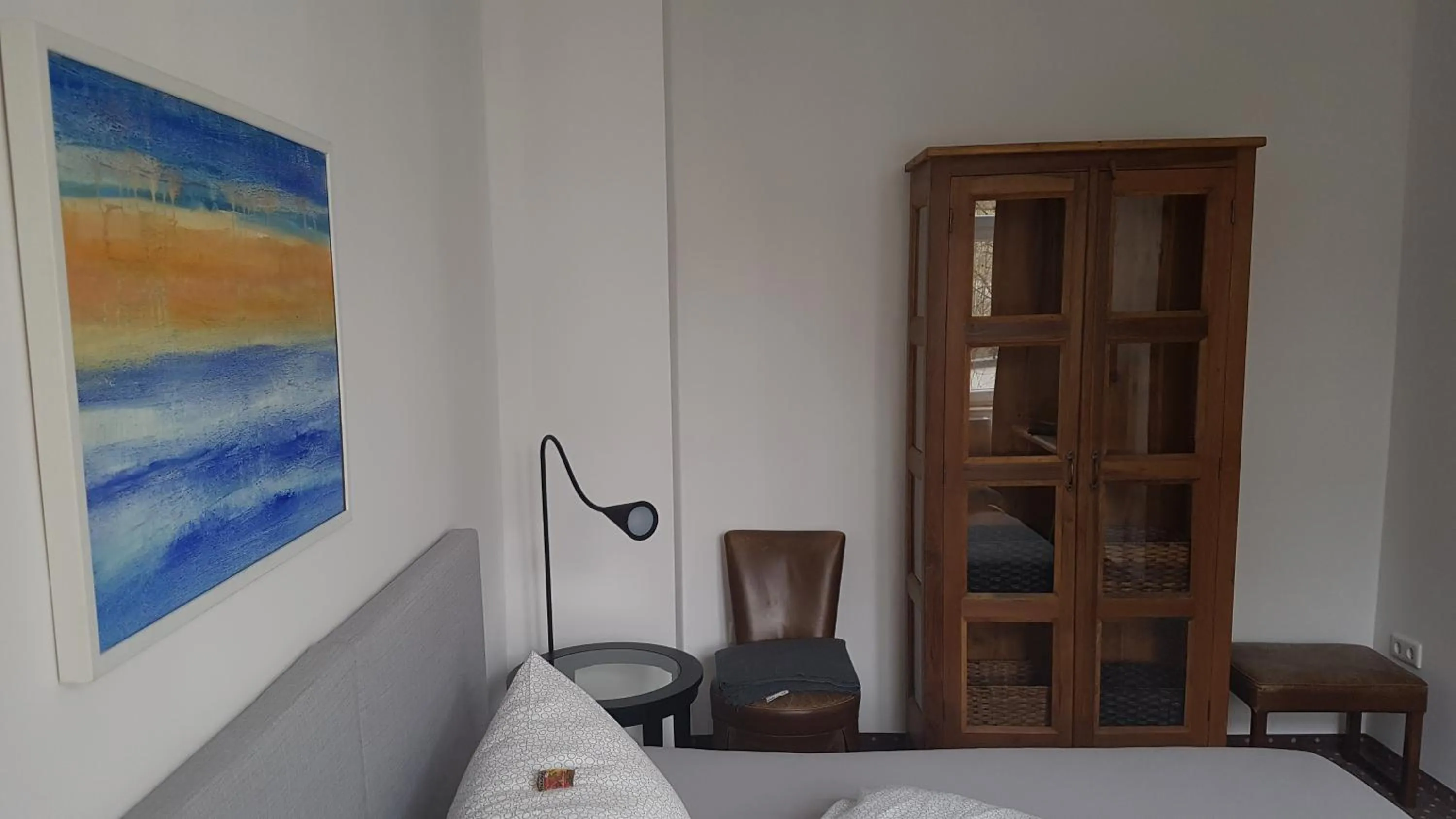 wardrobe, Bed in Schillers Hotel & Café - GARNI -