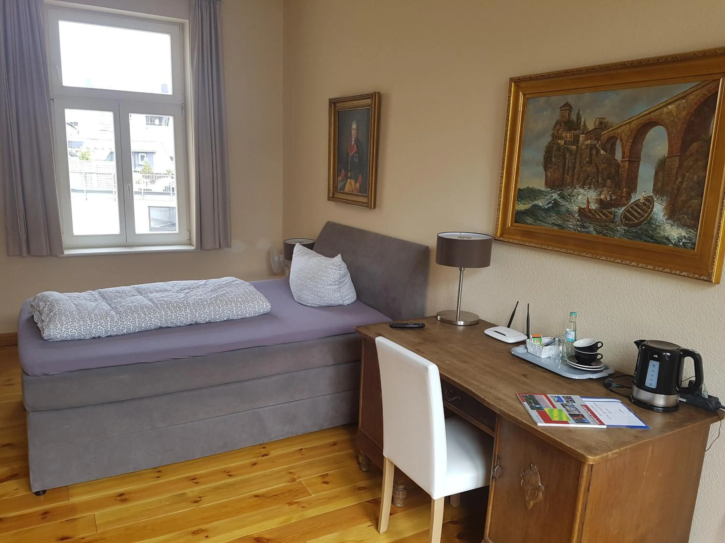 Bedroom, Bed in Schillers Hotel & Café - GARNI -