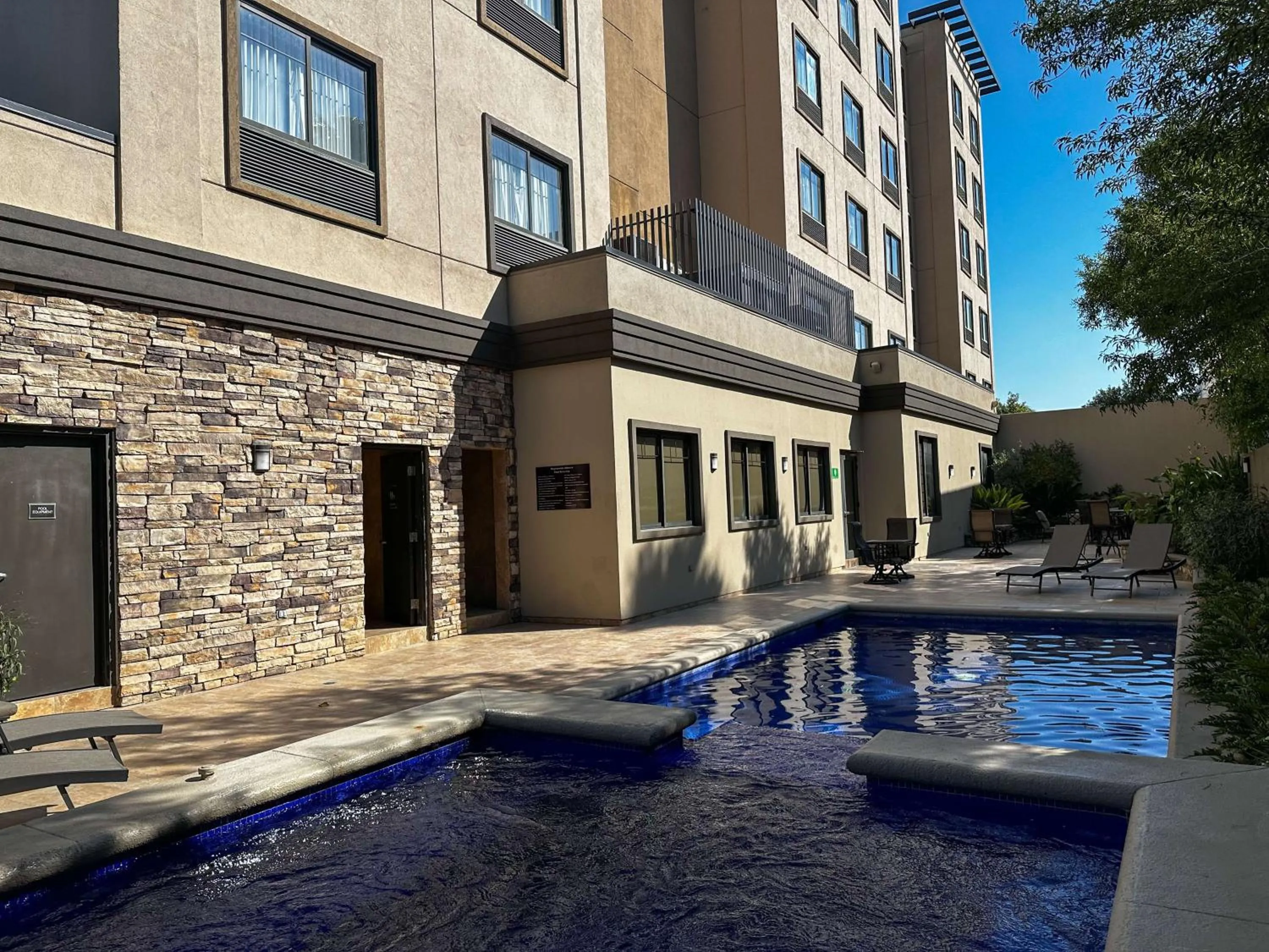 Pool view in Best Western PREMIER Monterrey Aeropuerto
