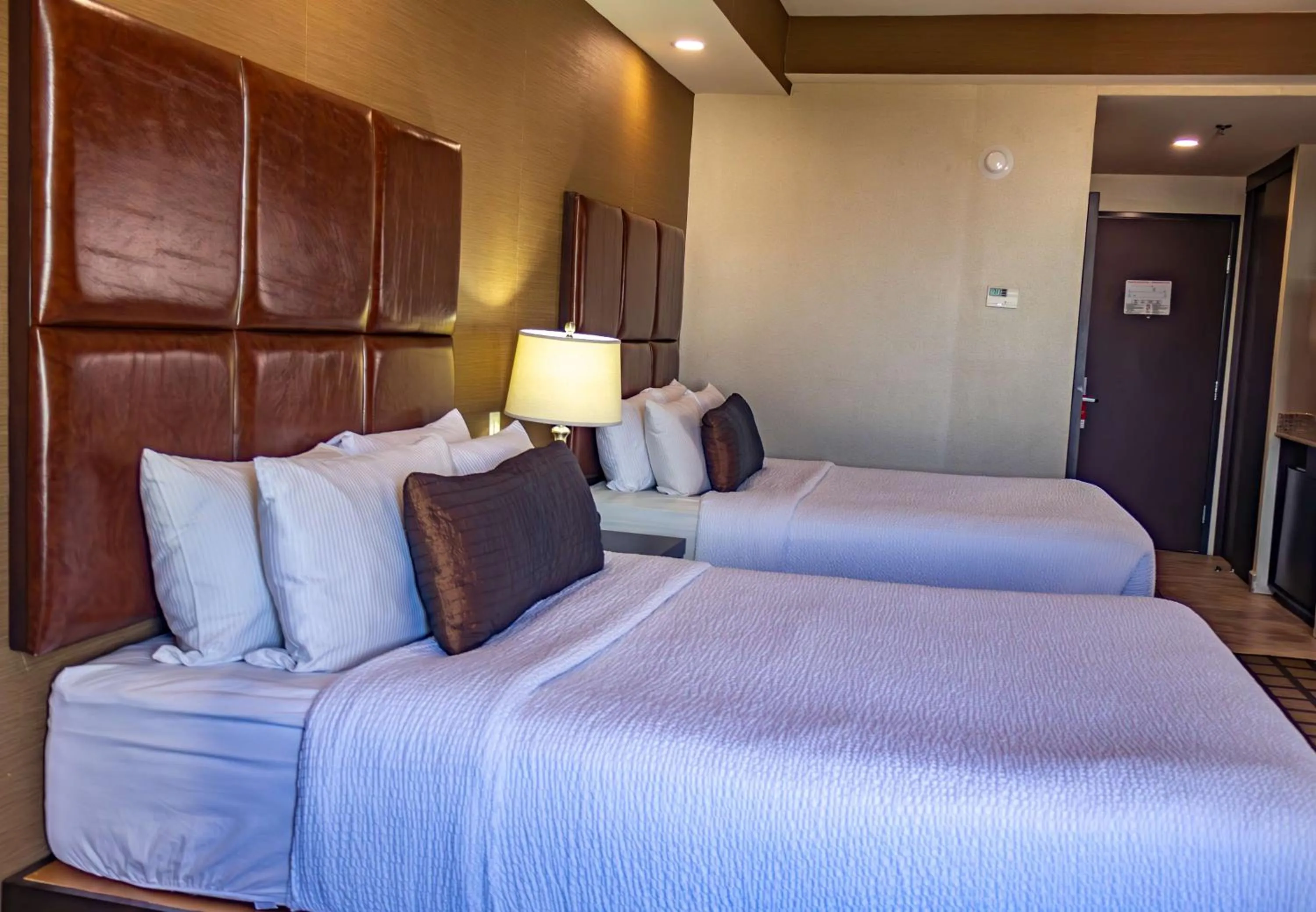 Bed in Best Western PREMIER Monterrey Aeropuerto