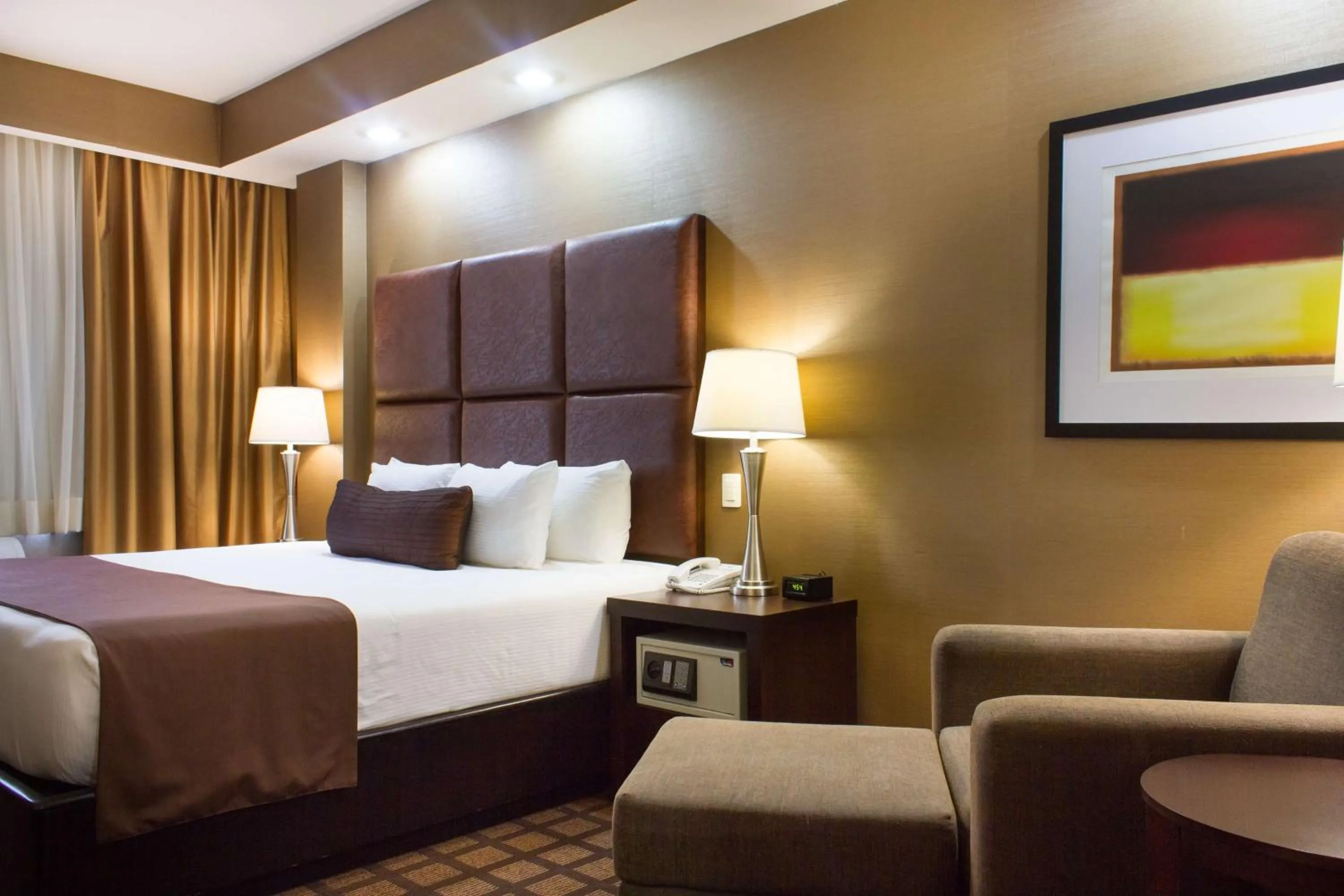 Photo of the whole room, Bed in Best Western PREMIER Monterrey Aeropuerto