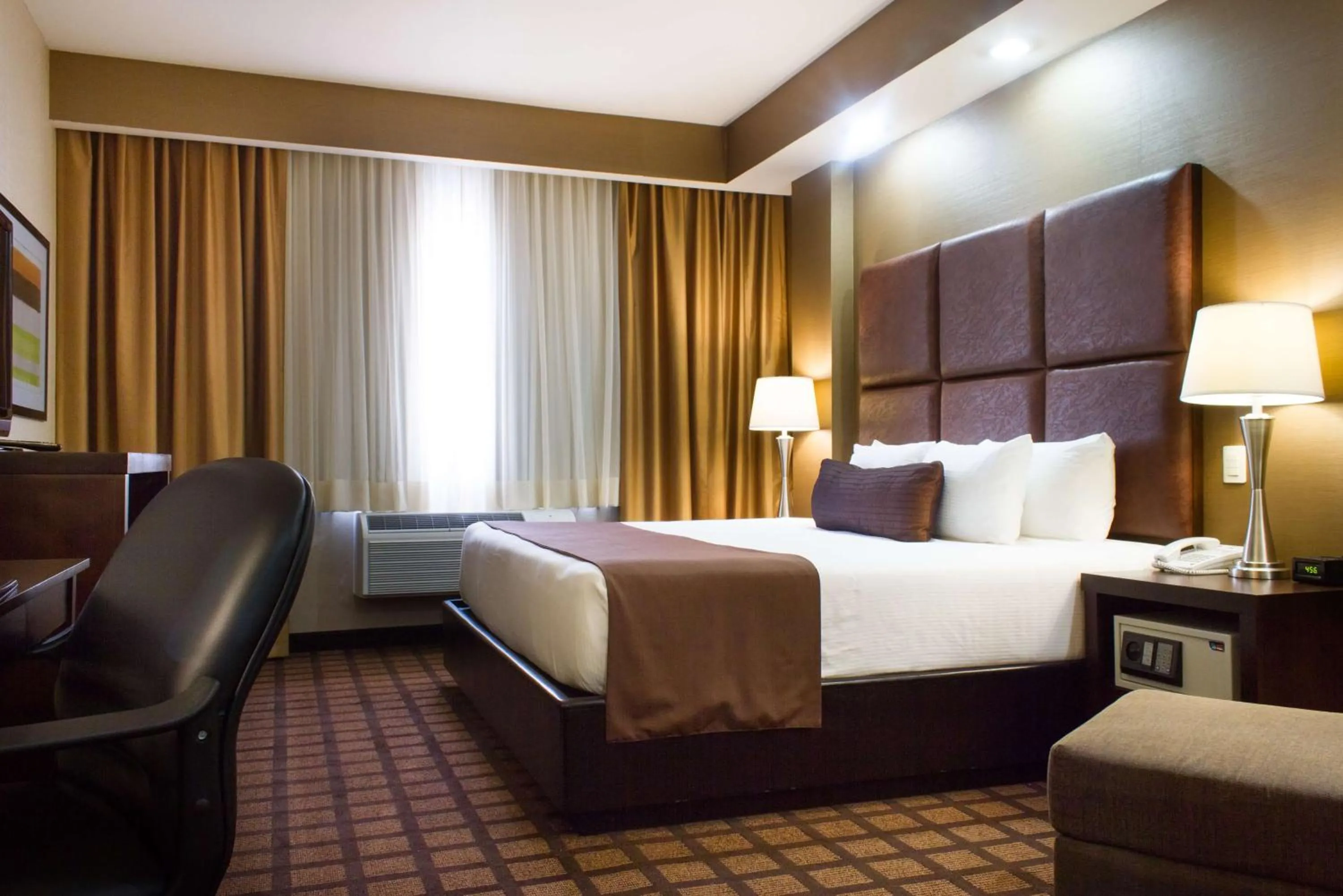 Photo of the whole room, Bed in Best Western PREMIER Monterrey Aeropuerto