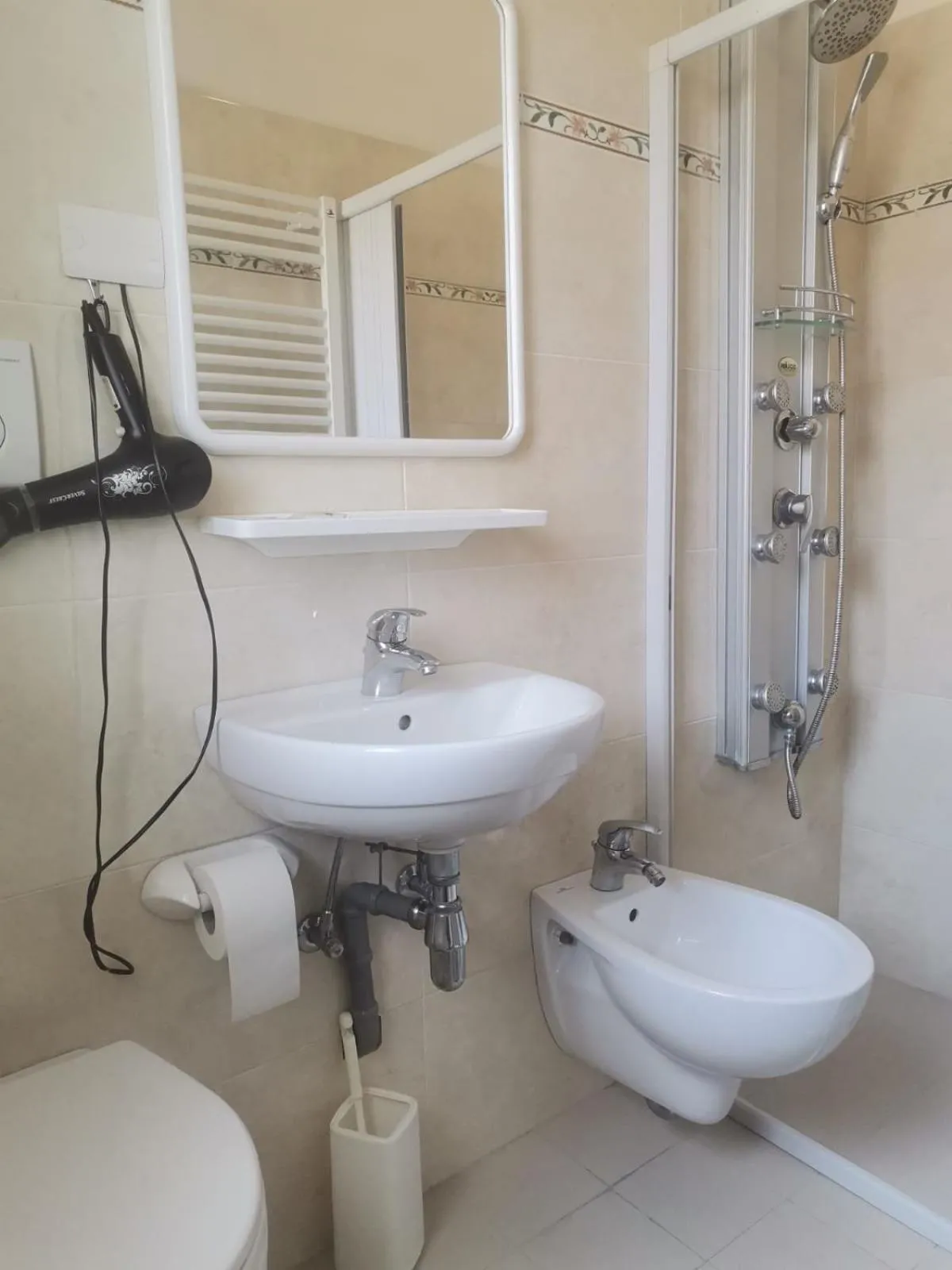 Shower in Hotel Moresco Riccione - Piscina Beach Village