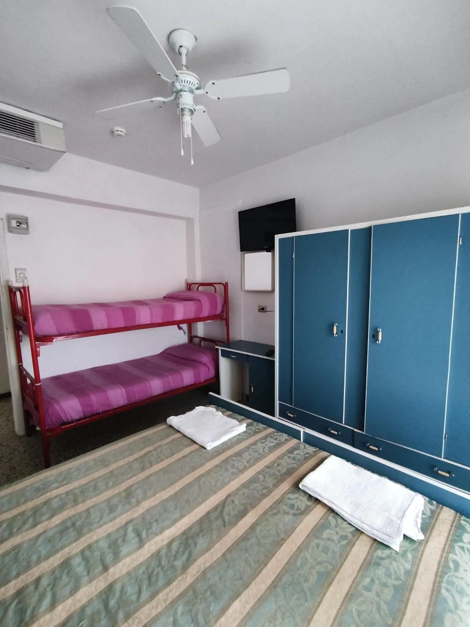 Bed in Hotel Moresco Riccione - Piscina Beach Village