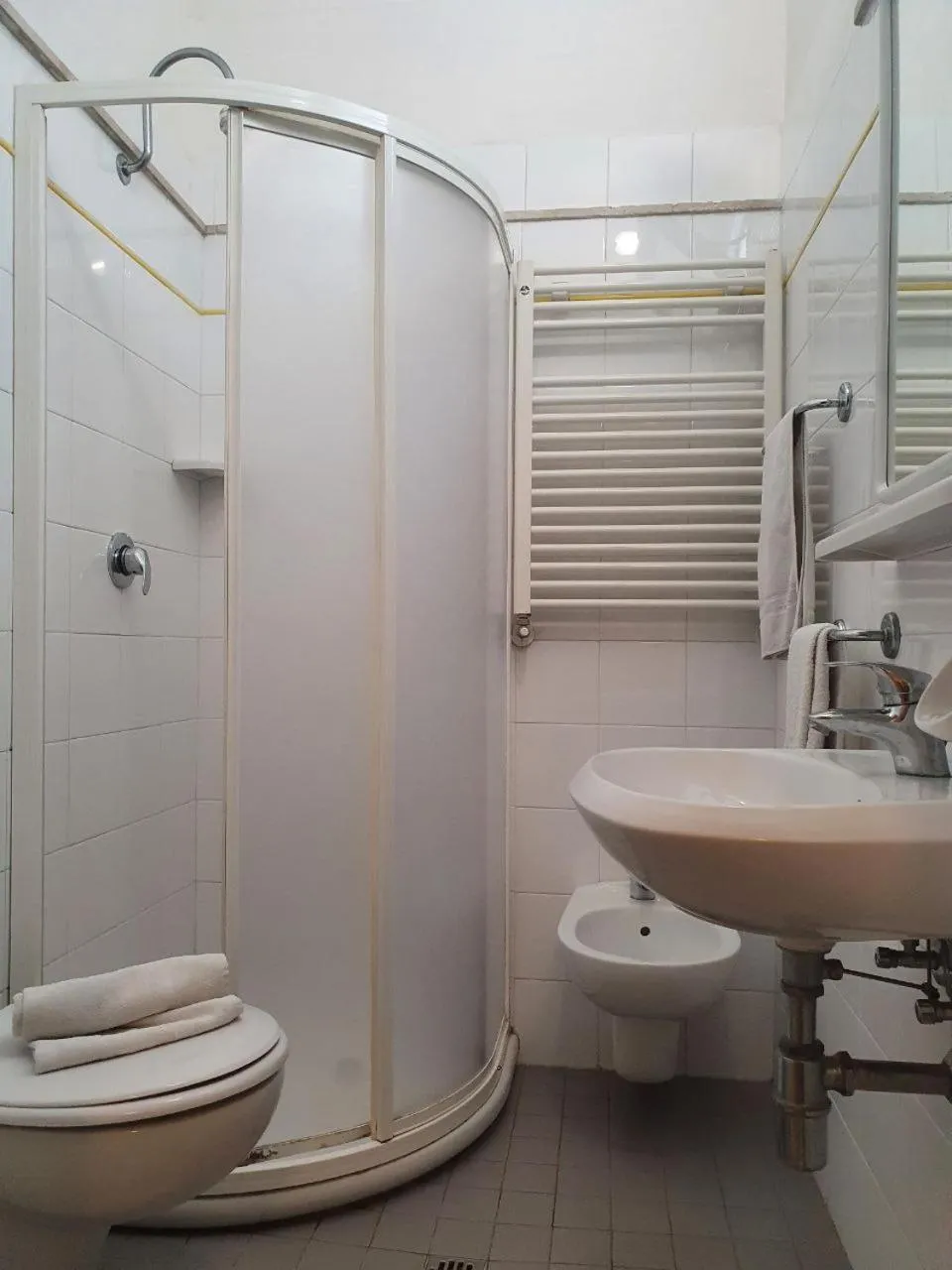 Shower in Hotel Moresco Riccione - Piscina Beach Village