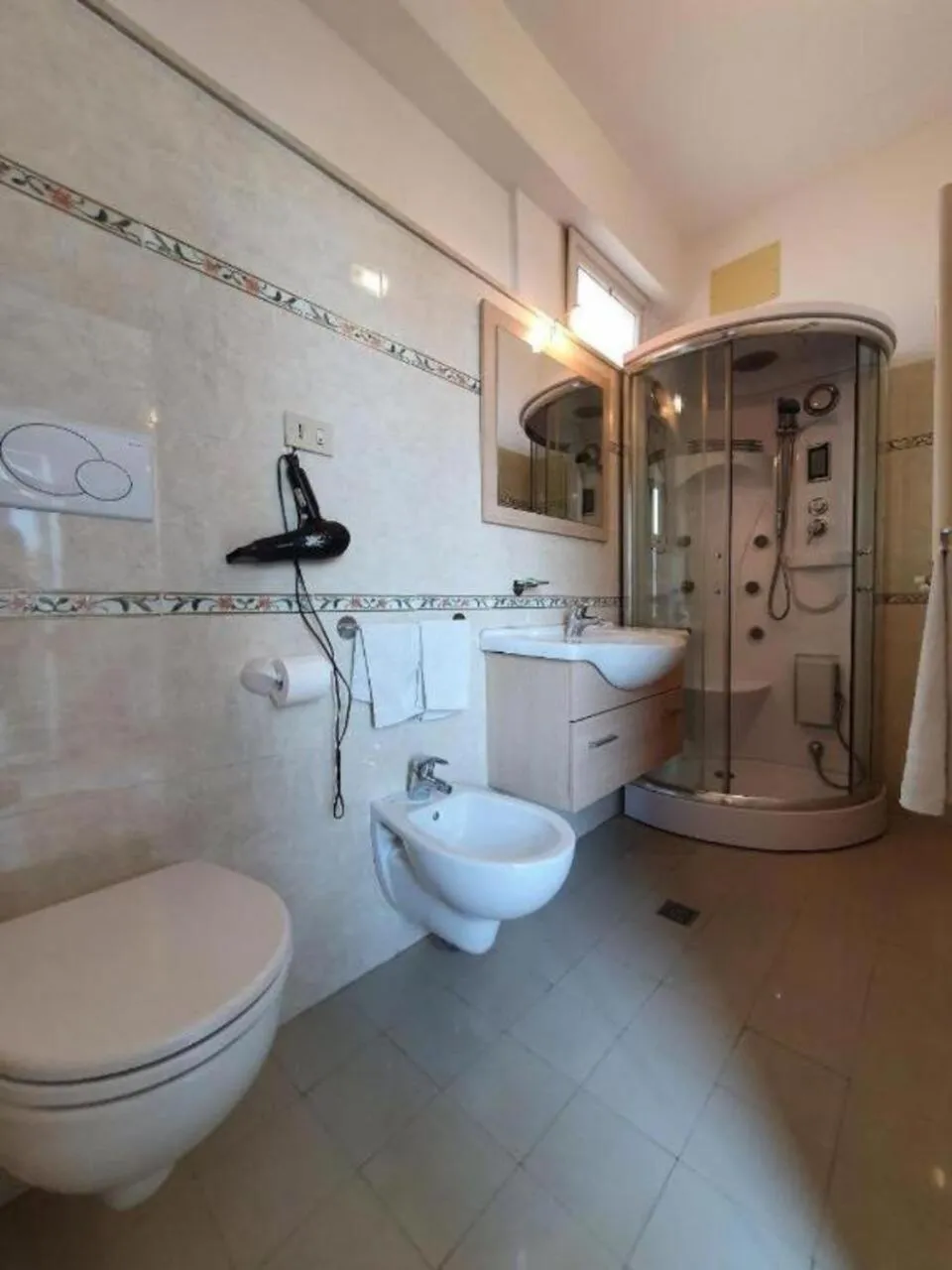 Bathroom in Hotel Moresco Riccione - Piscina Beach Village