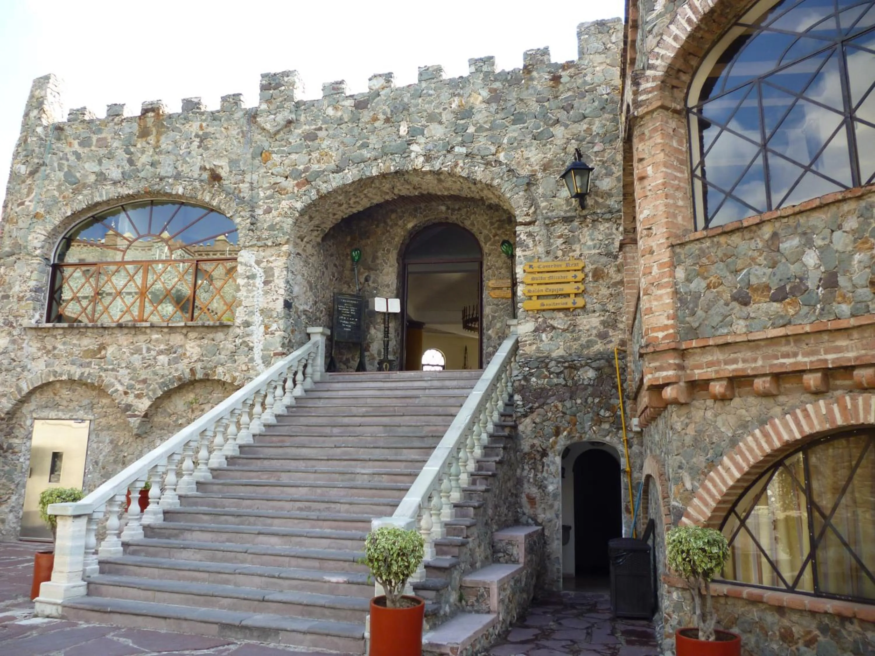 Facade/entrance in Hotel Castillo de Santa Cecilia