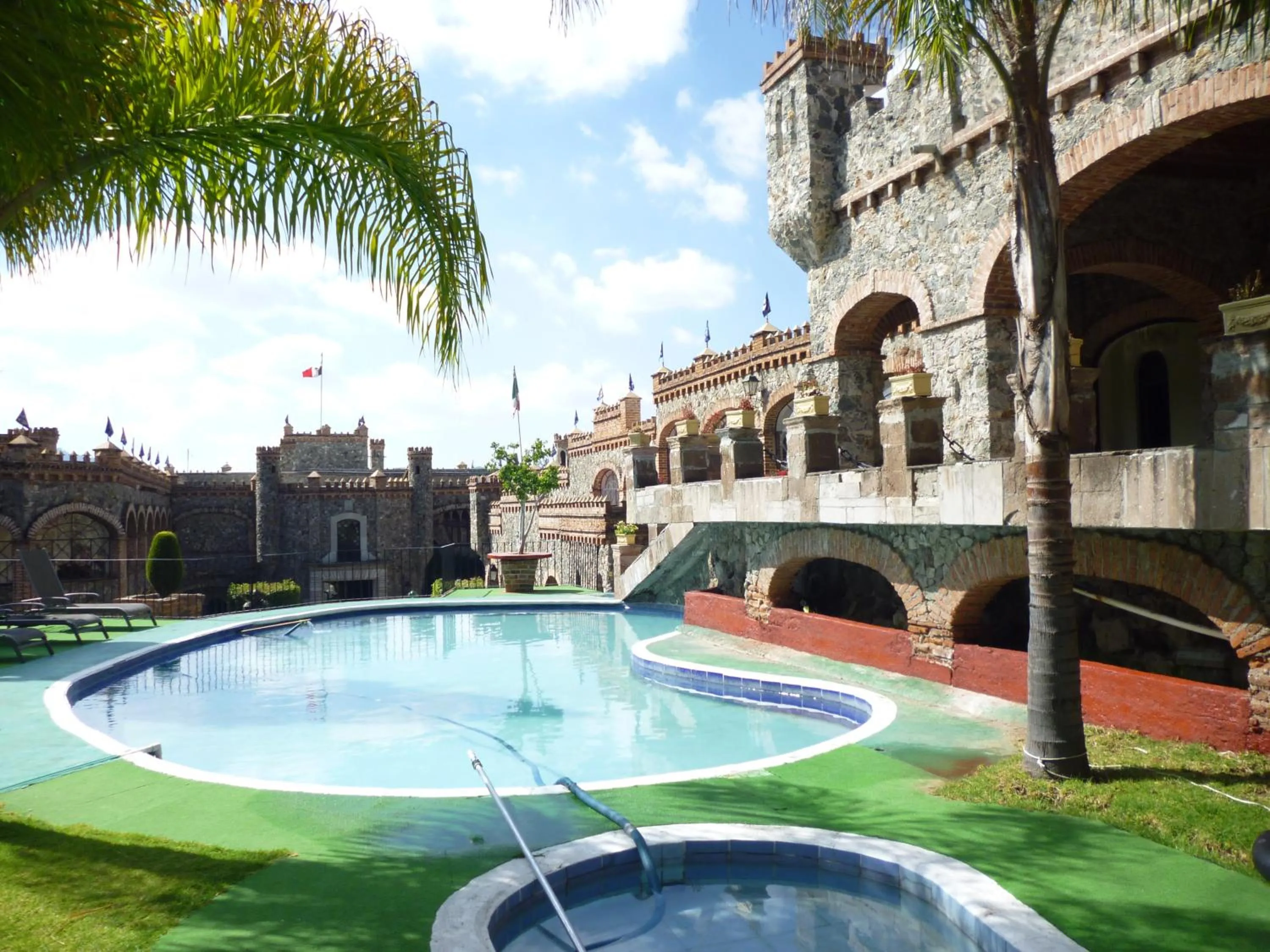 Swimming pool in Hotel Castillo de Santa Cecilia