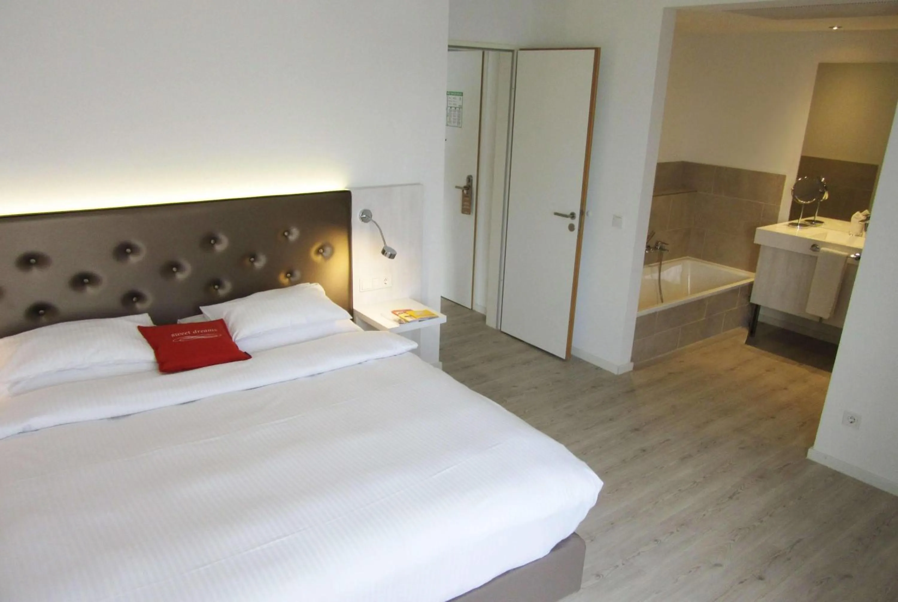 Photo of the whole room, Bed in elaya hotel kleve, Trademark Collection by Wyndham