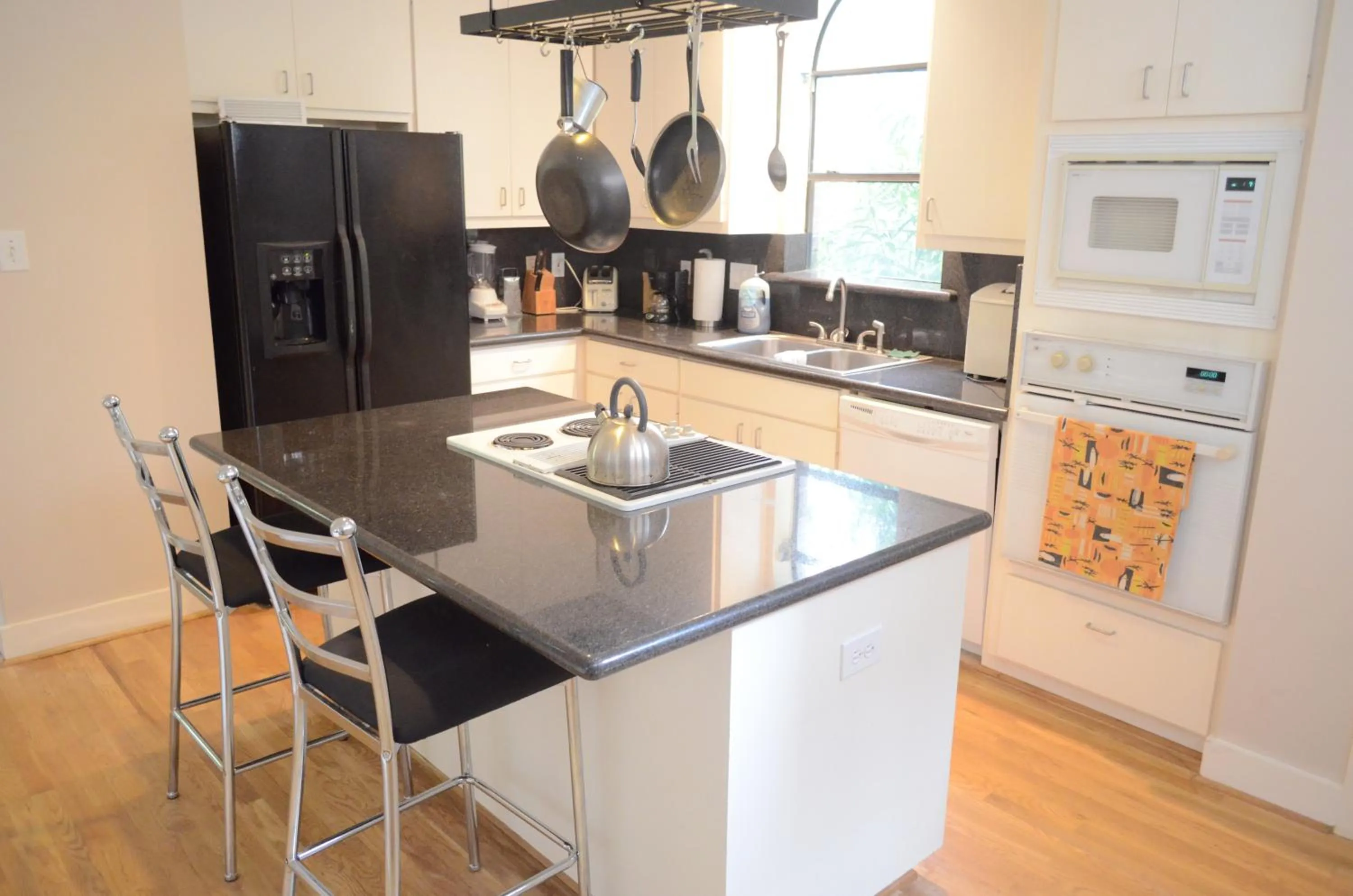 Communal kitchen in Modern B & B