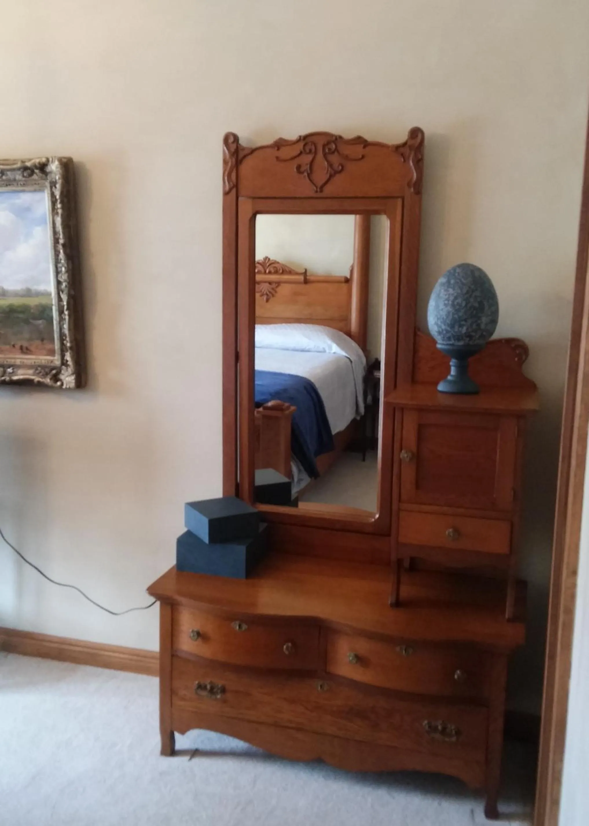 Seating area, Bed in Inntiquity, A Country Inn