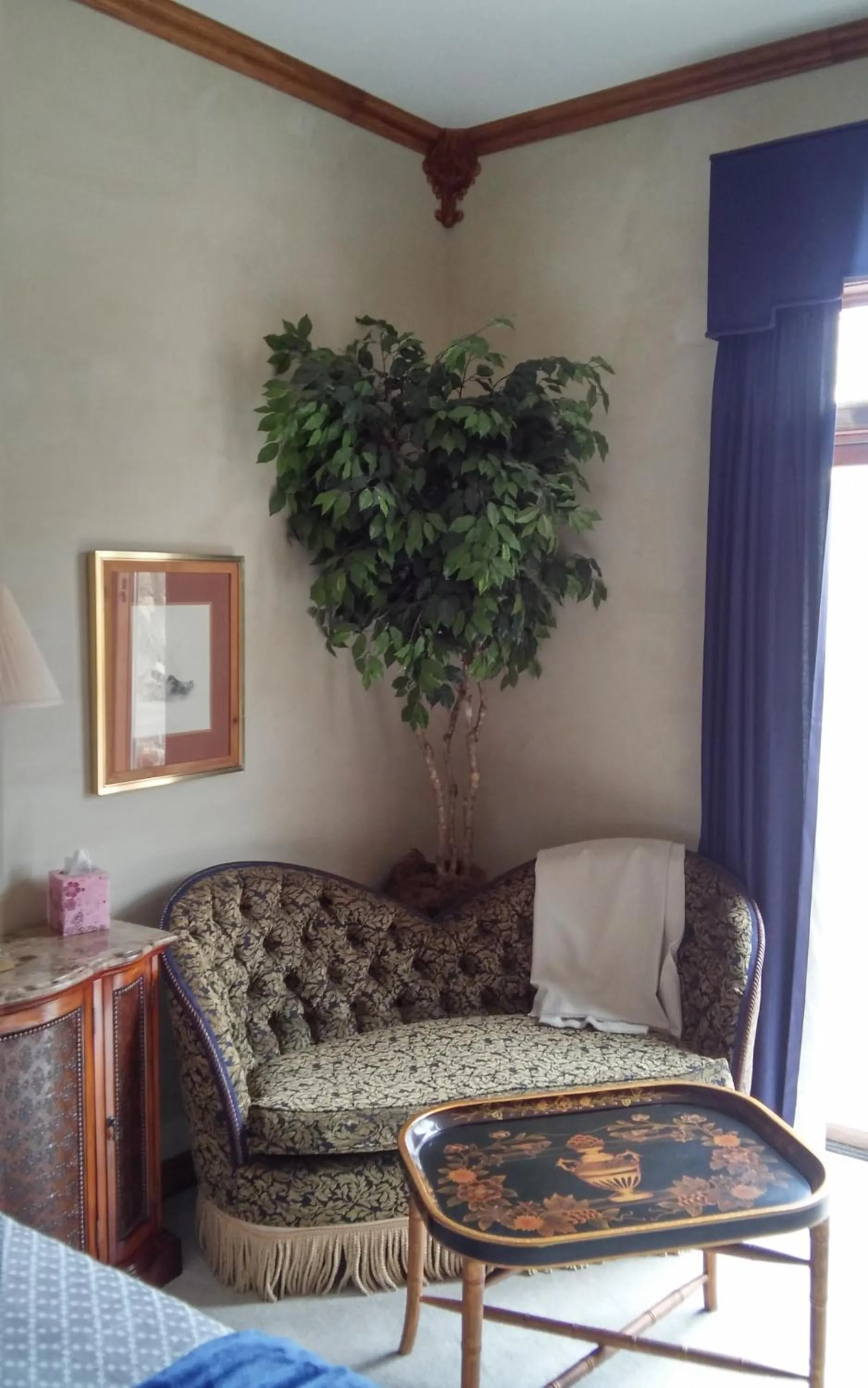 Living room in Inntiquity, A Country Inn