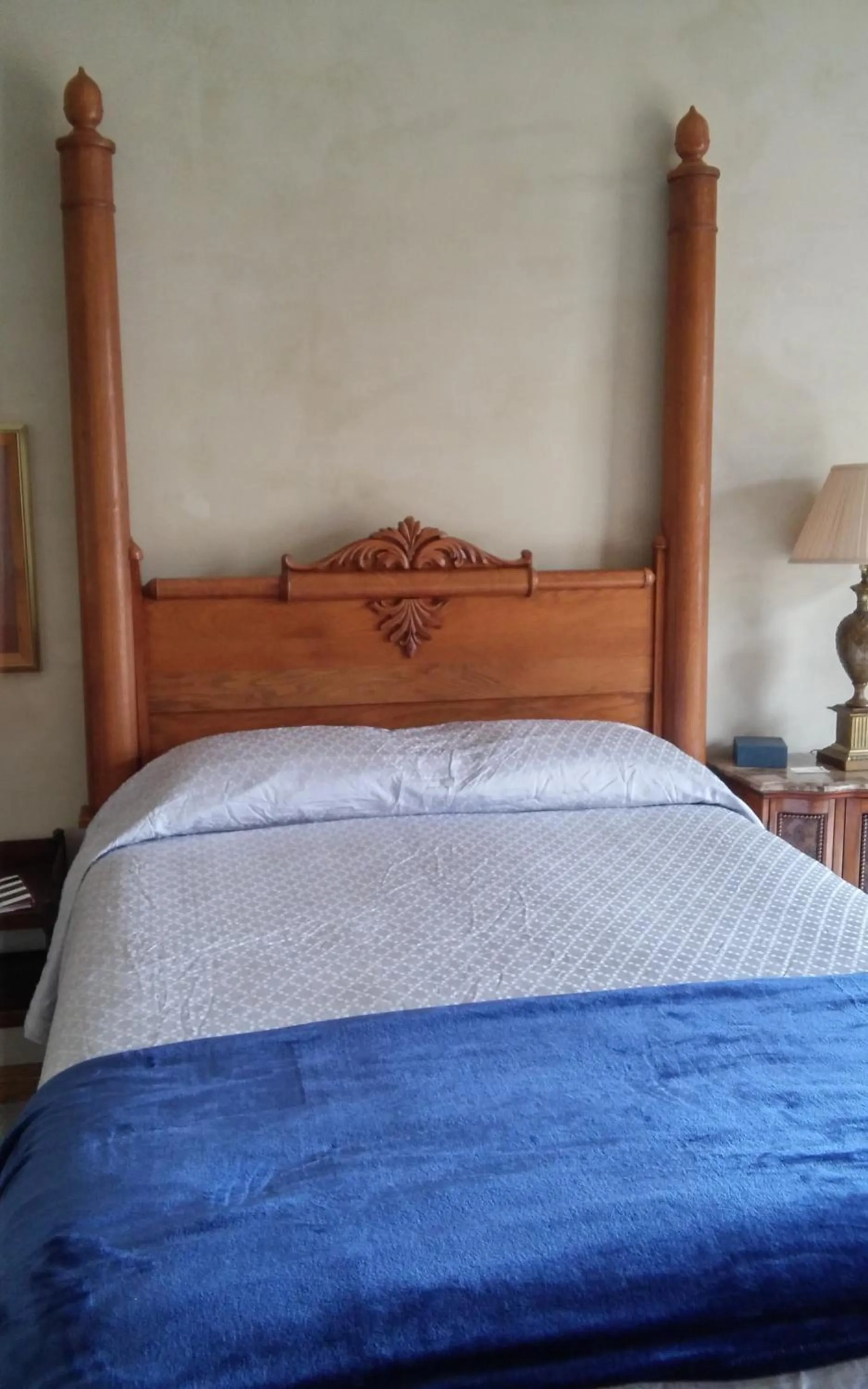 Bed in Inntiquity, A Country Inn
