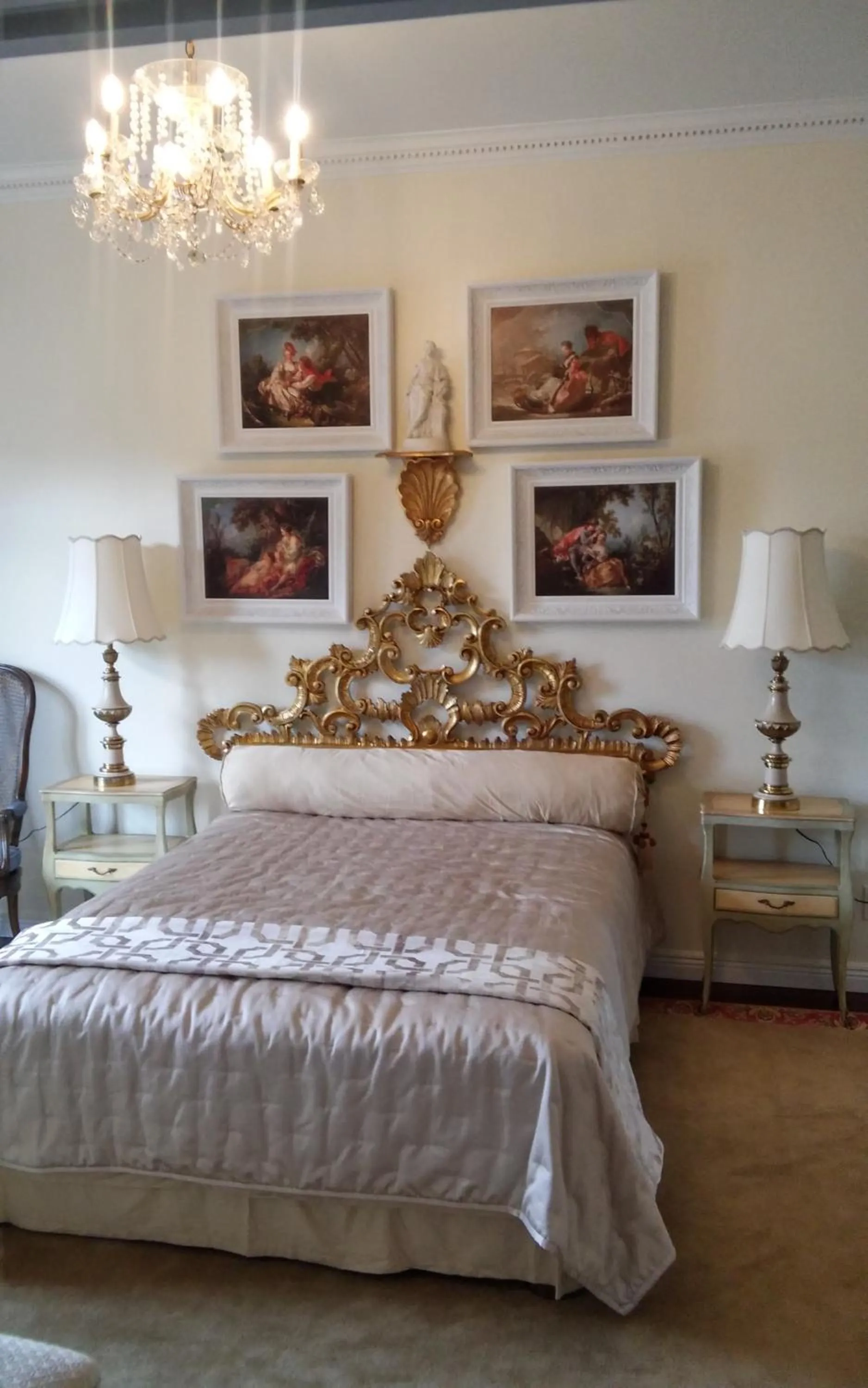 Bed in Inntiquity, A Country Inn