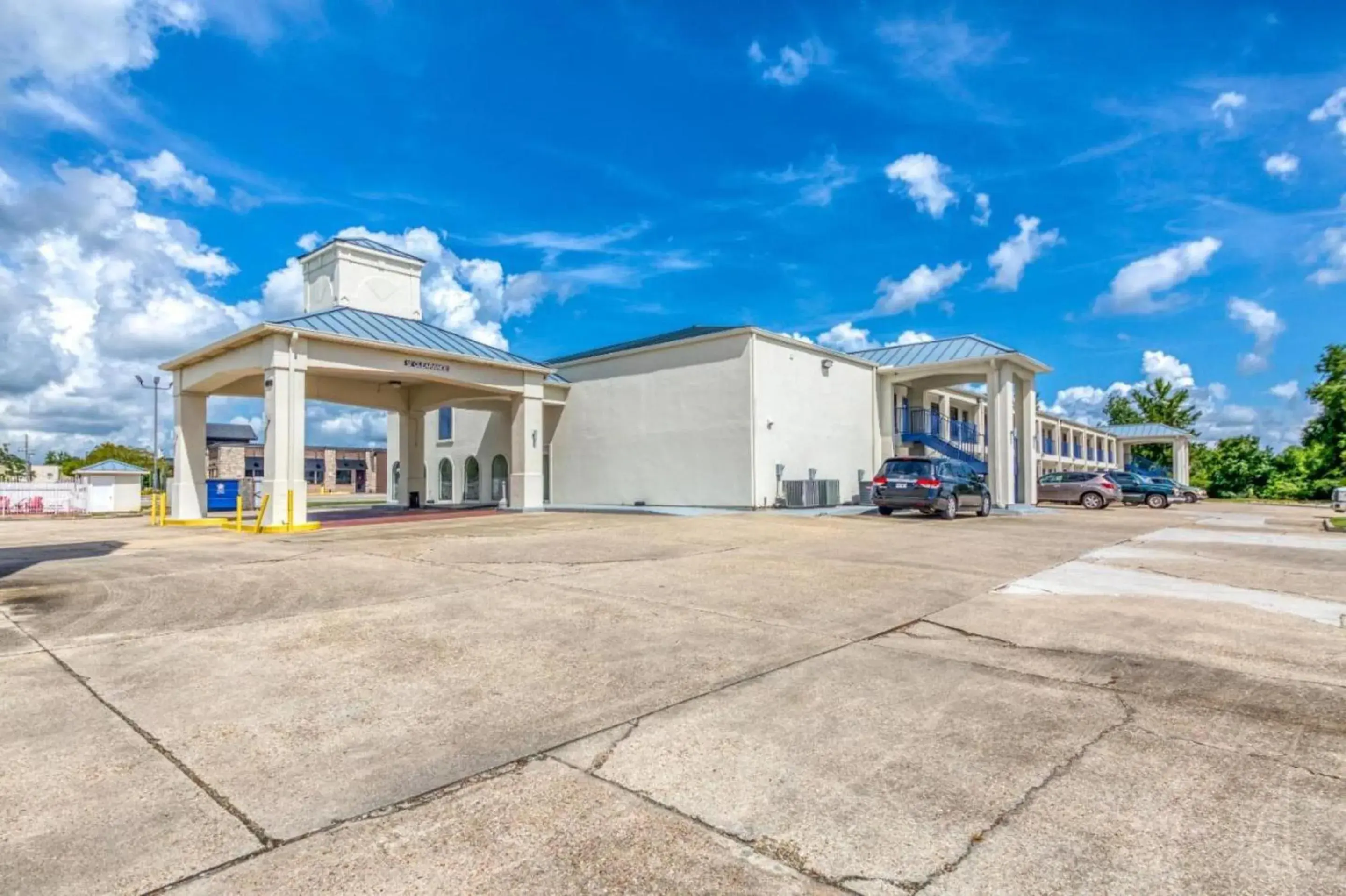 Property building in Motel 6 Denham Springs, LA Property building in Motel 6 Denham Springs, LA