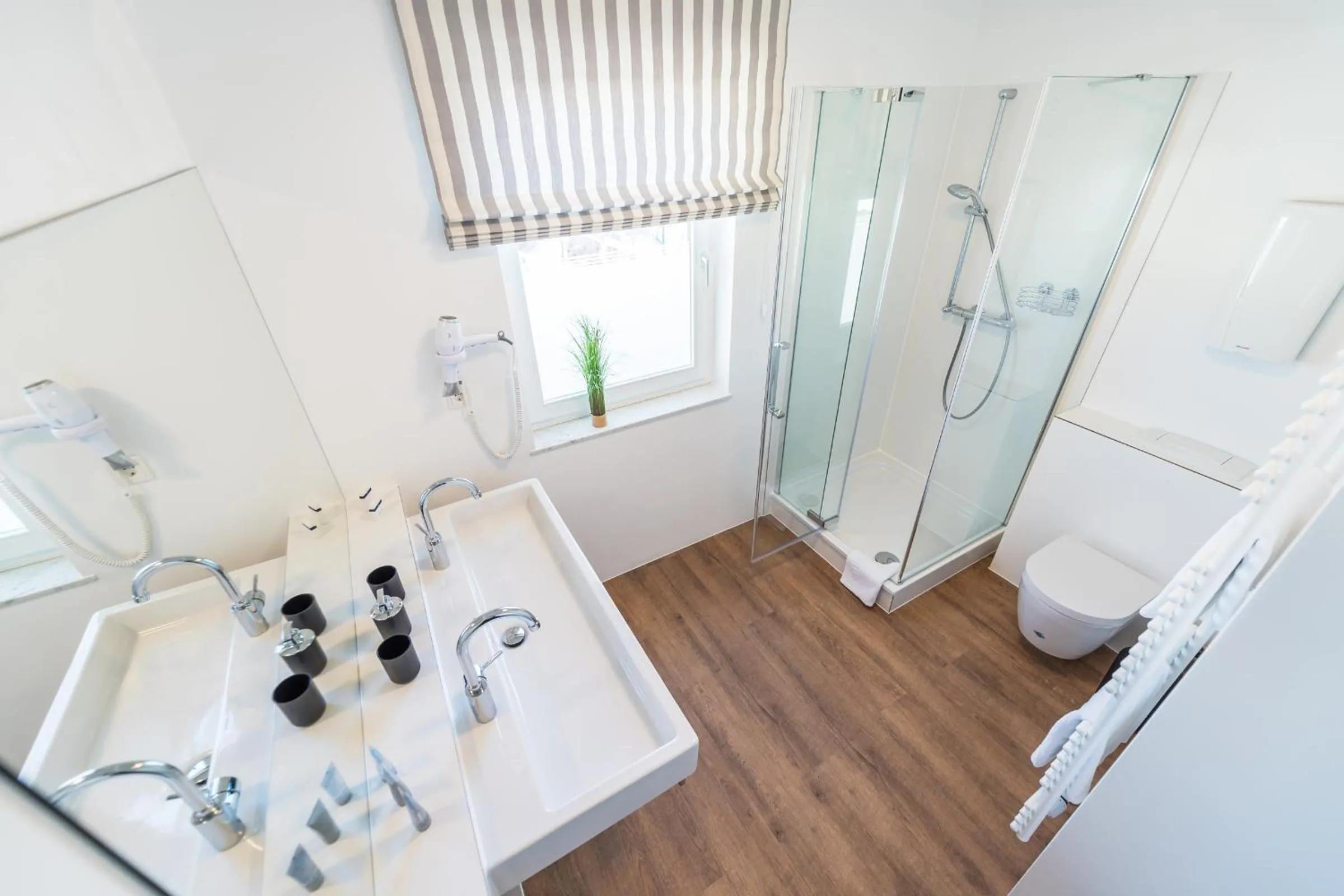 Shower in Min Hüsung by Rujana