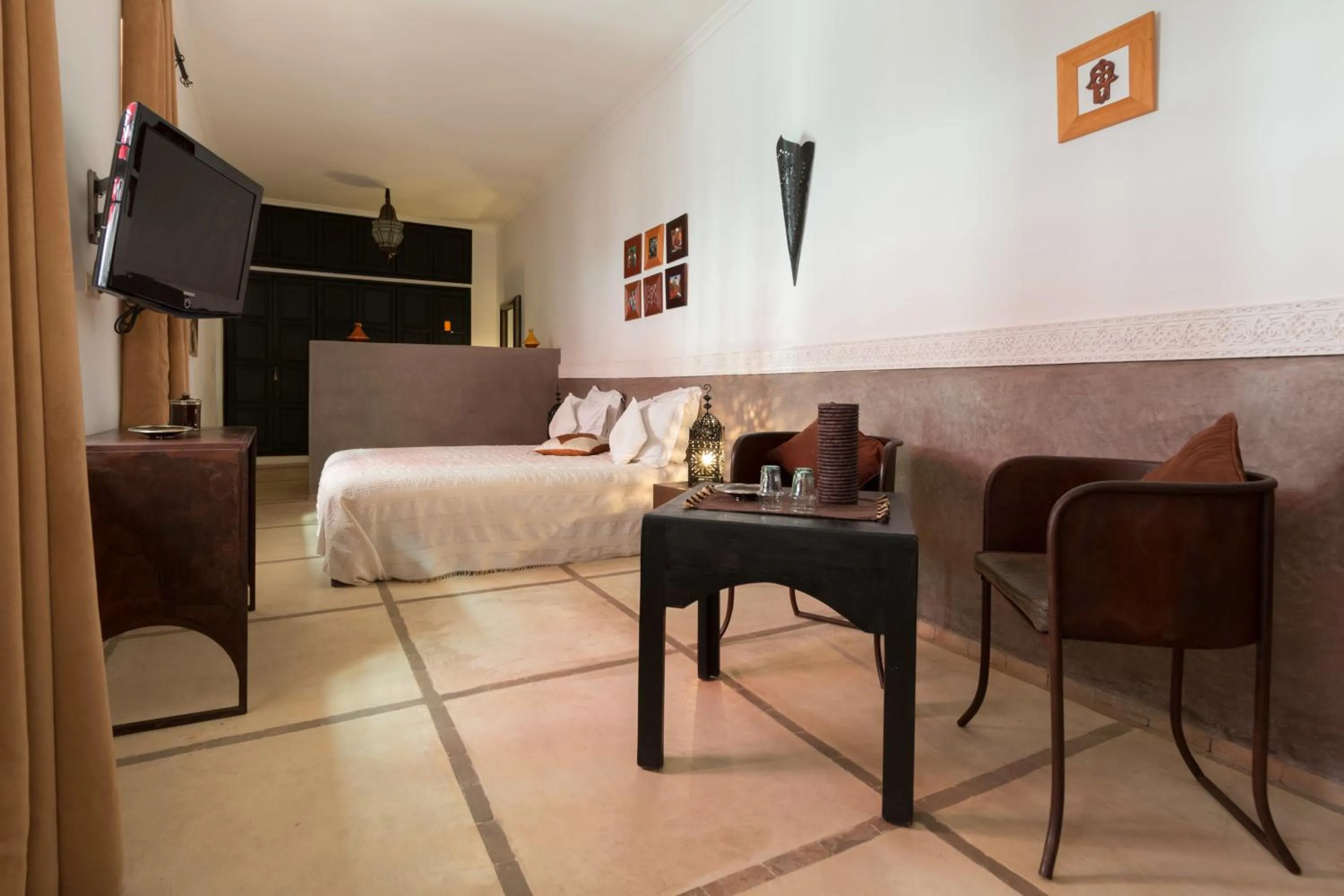 Staff, Bed in Riad Alegria