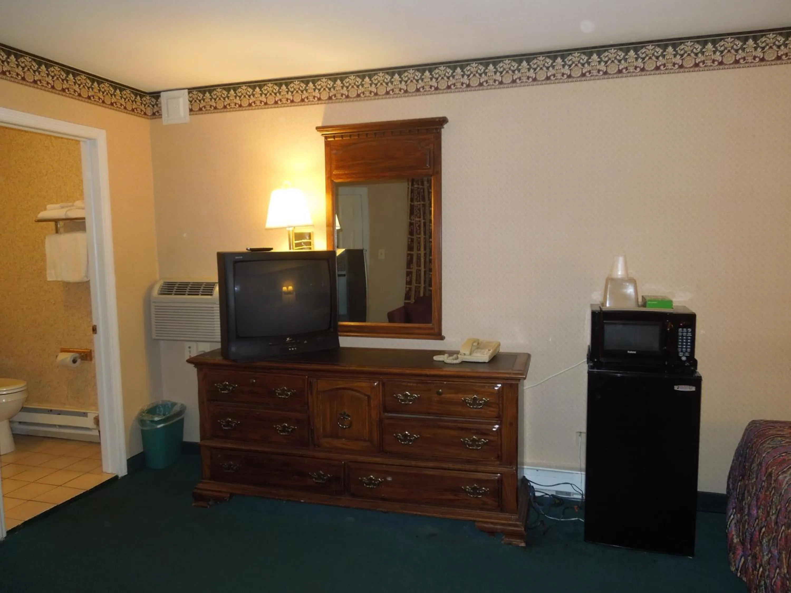 TV and multimedia in Value Inn East Stroudsburg