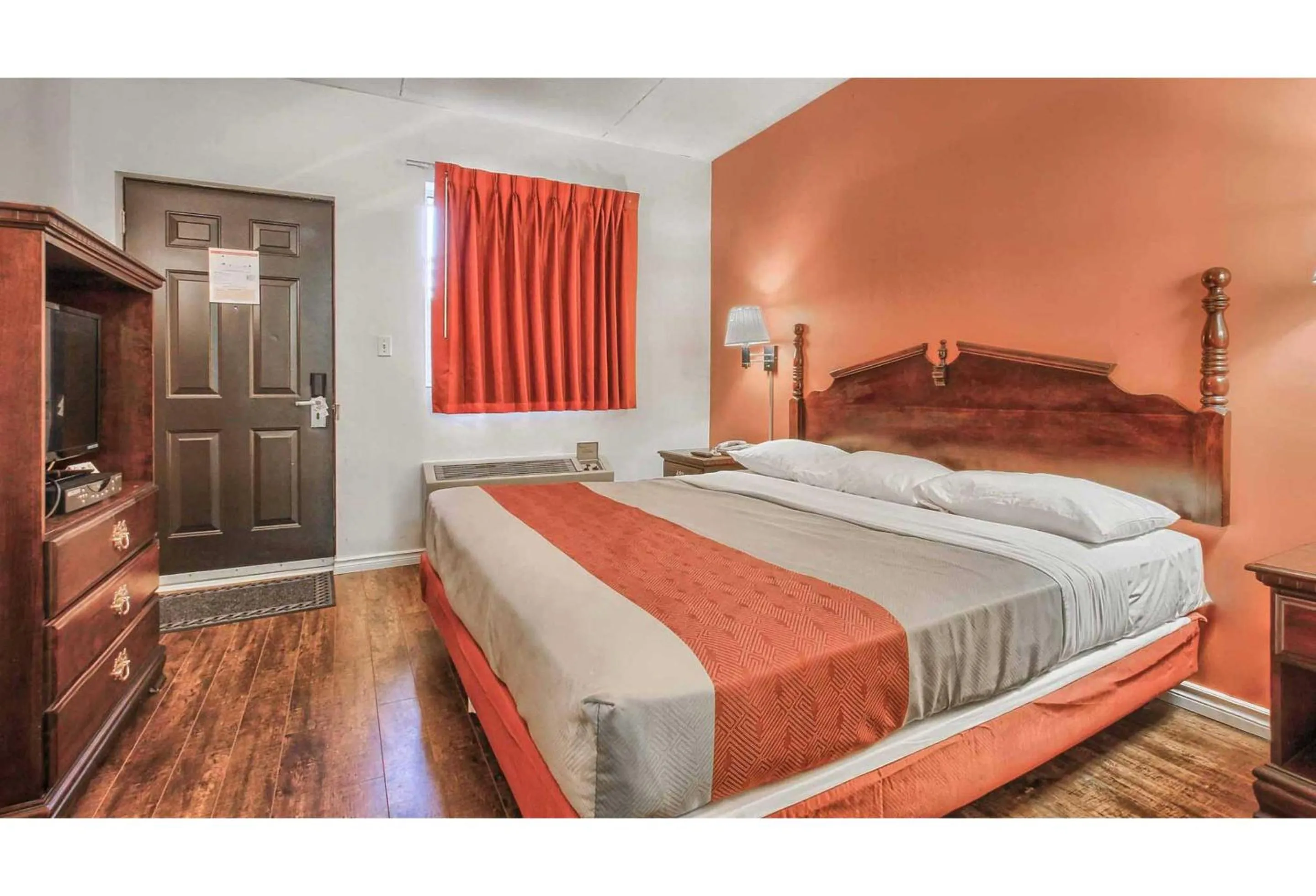 Bedroom, Bed in Motel 6-Windsor, ON