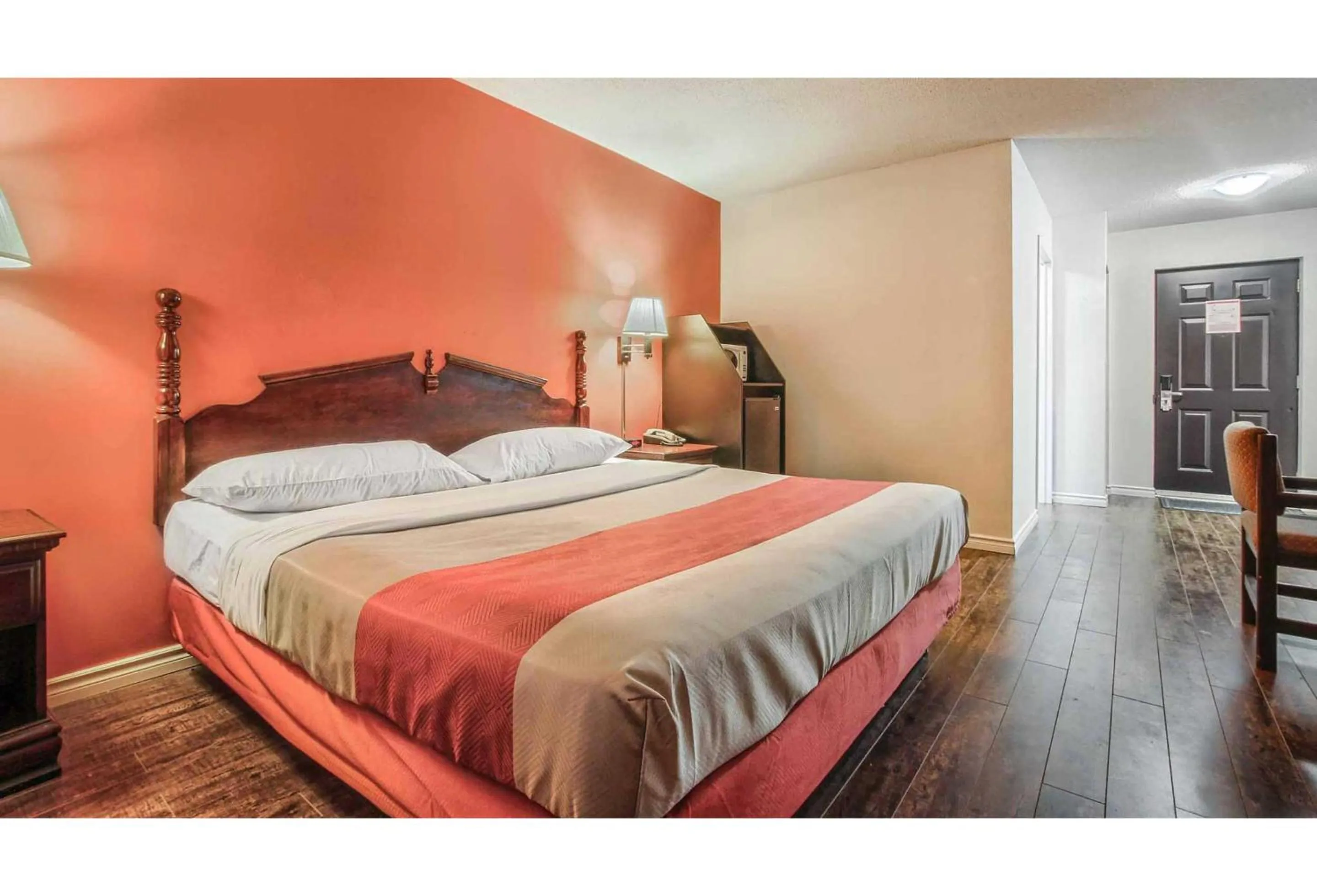 Bedroom, Bed in Motel 6-Windsor, ON