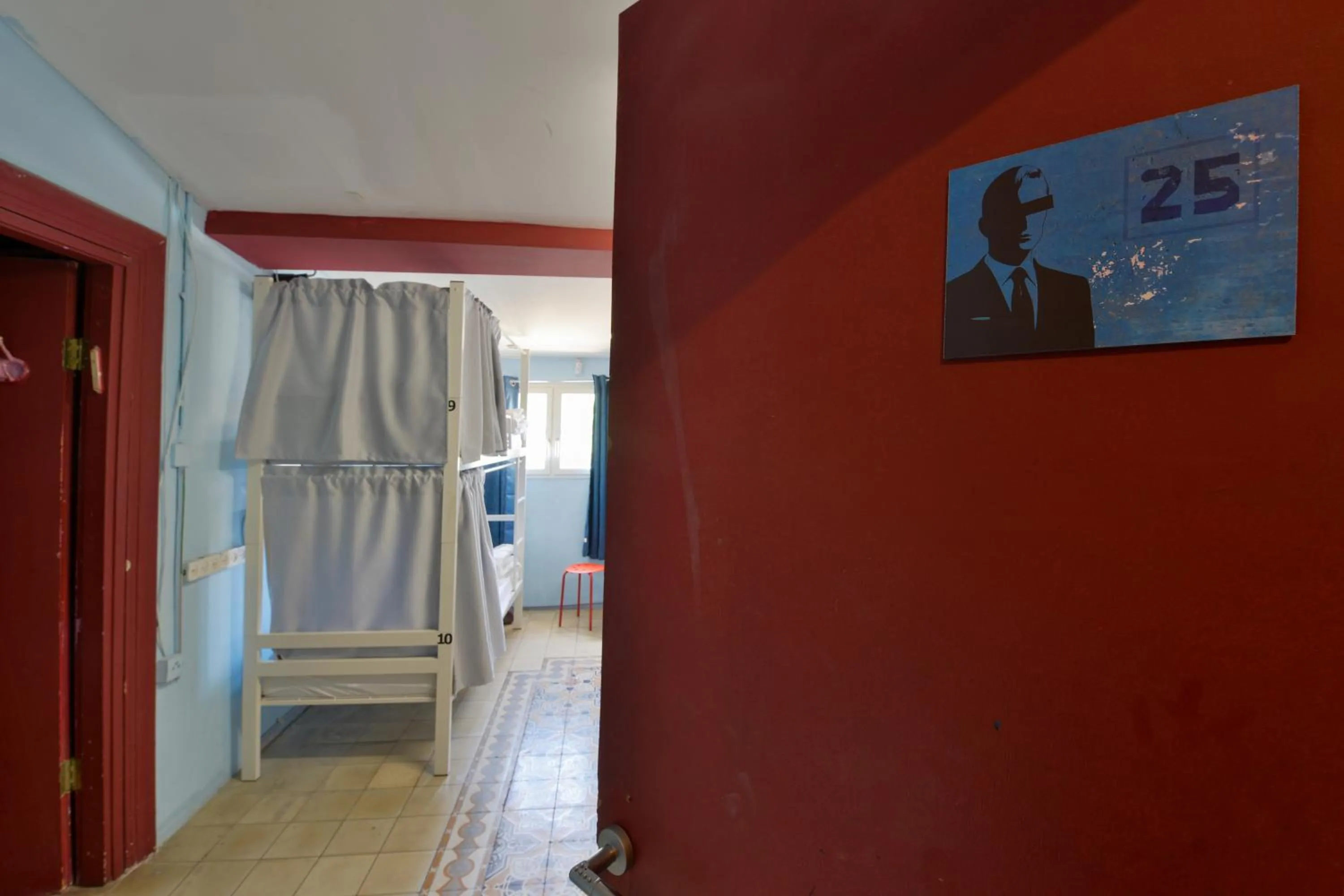 Bed in Roger's Hostel & Caravans Age 18-45