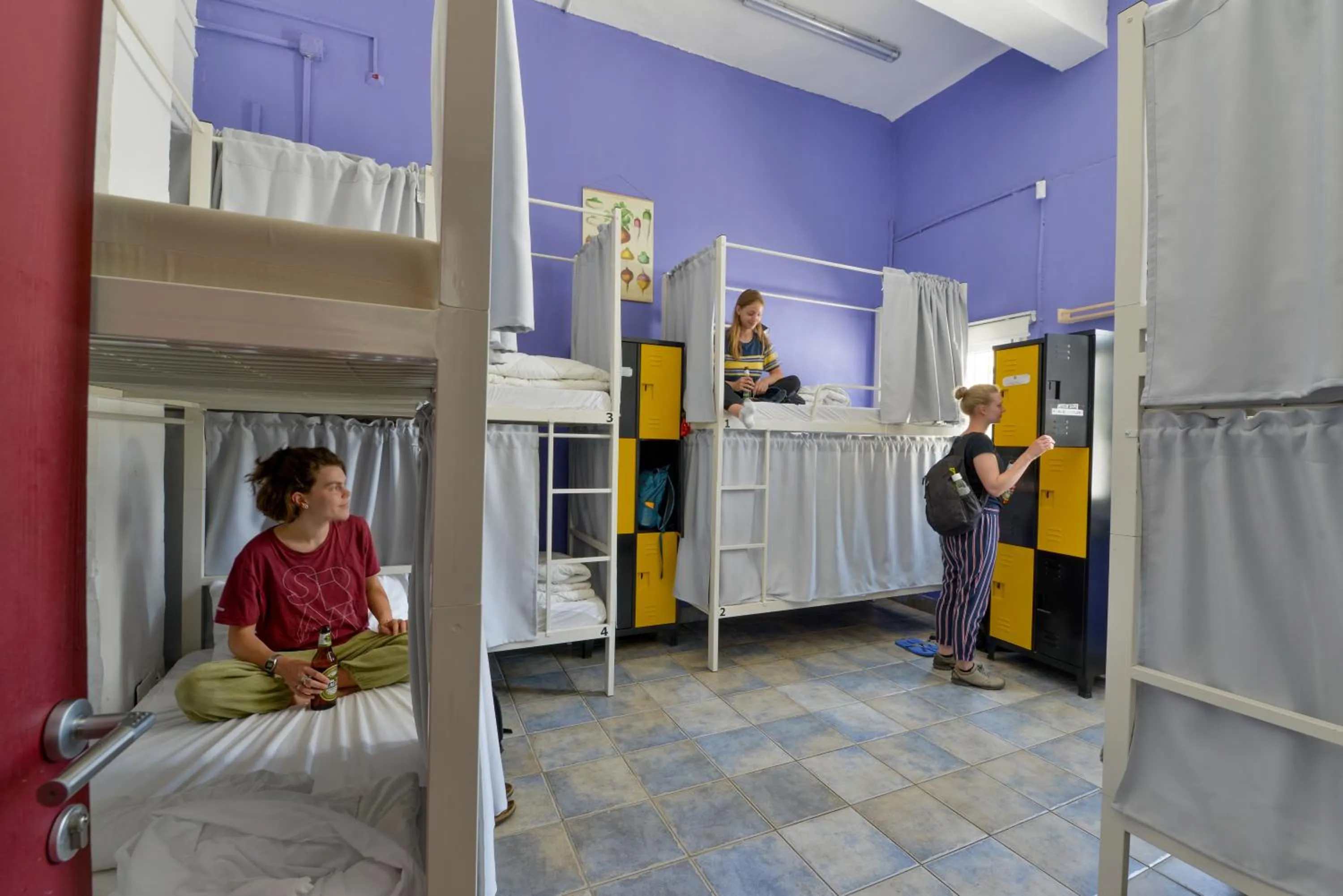 Bed in Roger's Hostel & Caravans Age 18-45