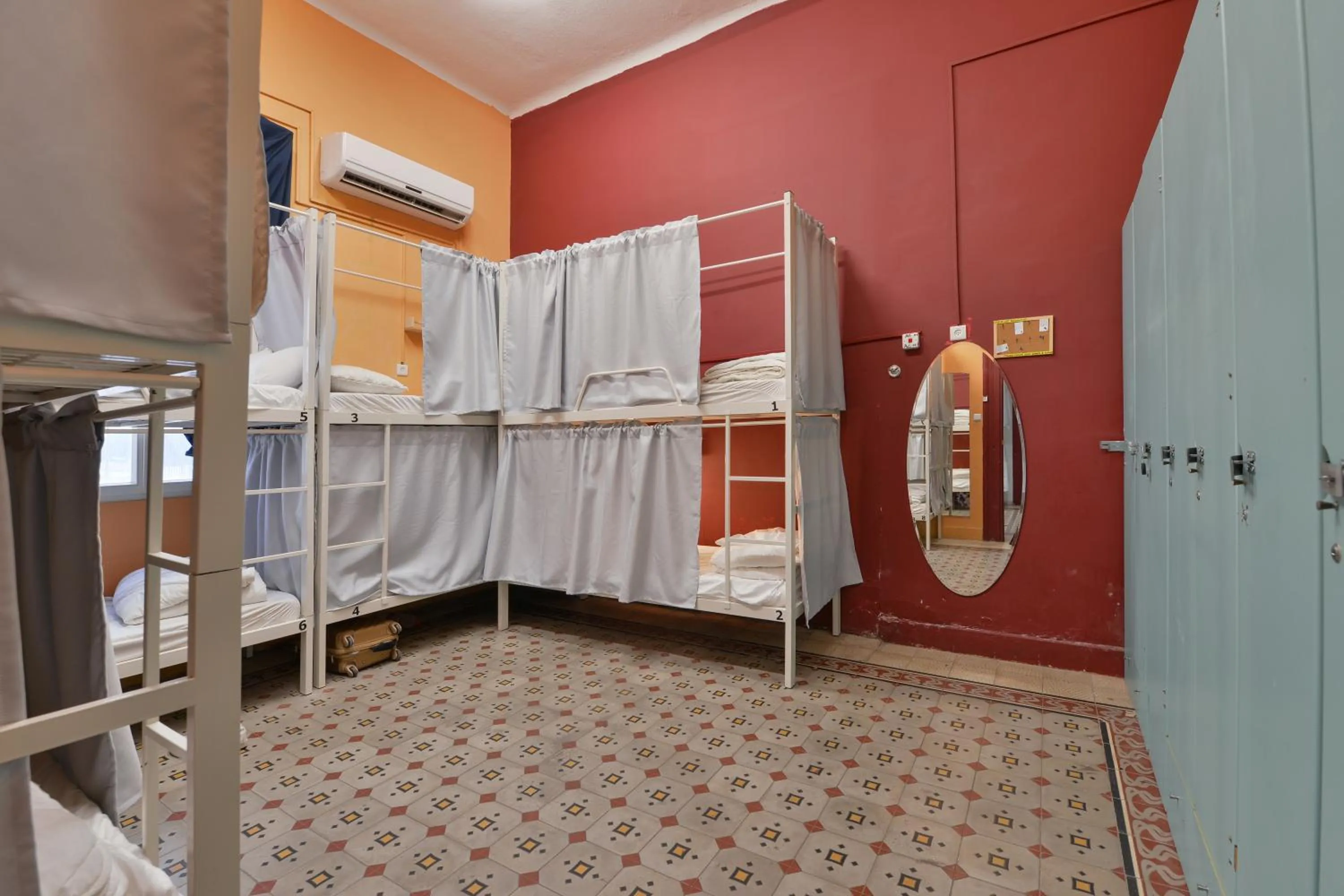 Bed in Roger's Hostel & Caravans Age 18-45