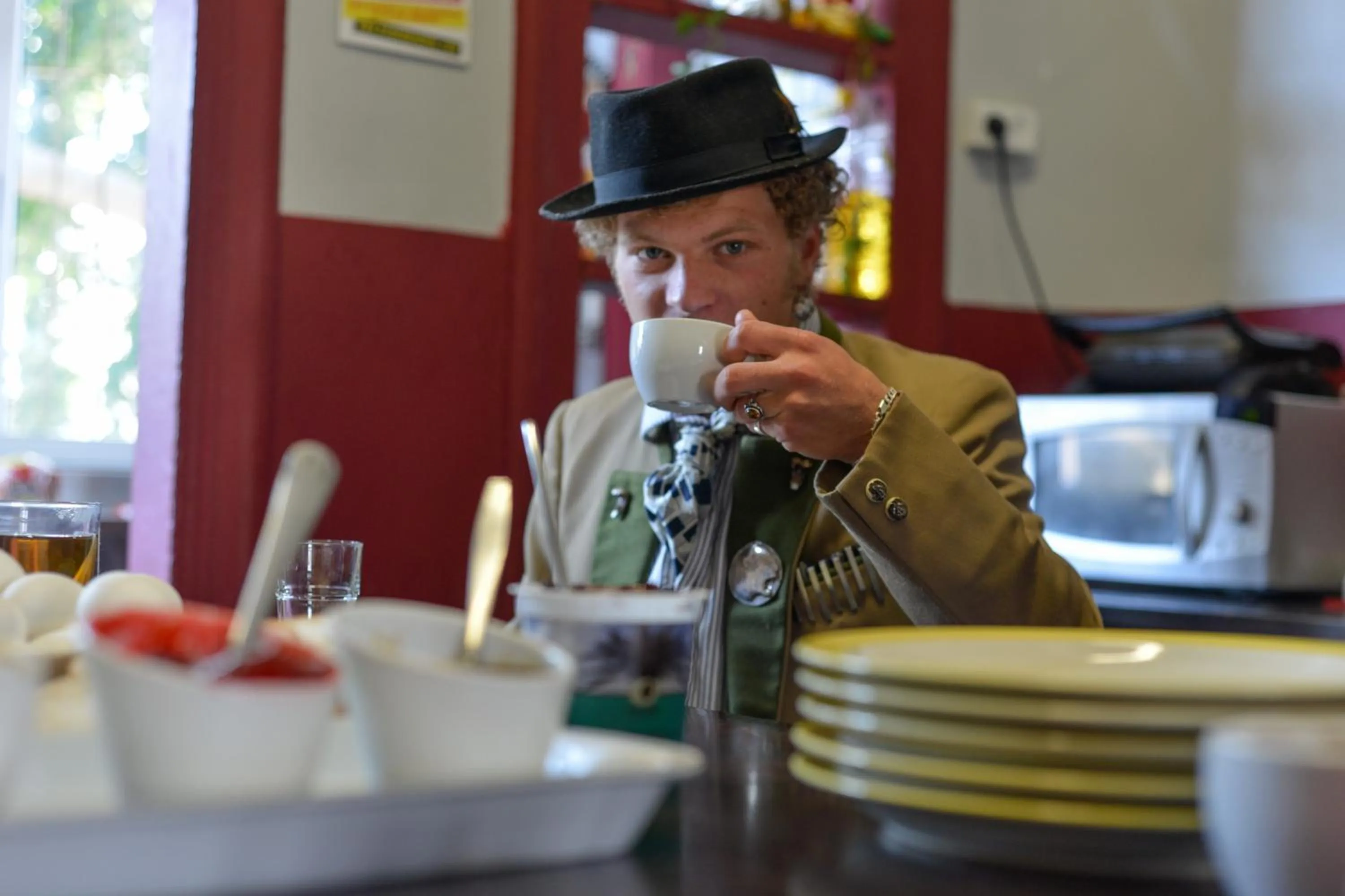 Breakfast in Roger's Hostel & Caravans Age 18-45