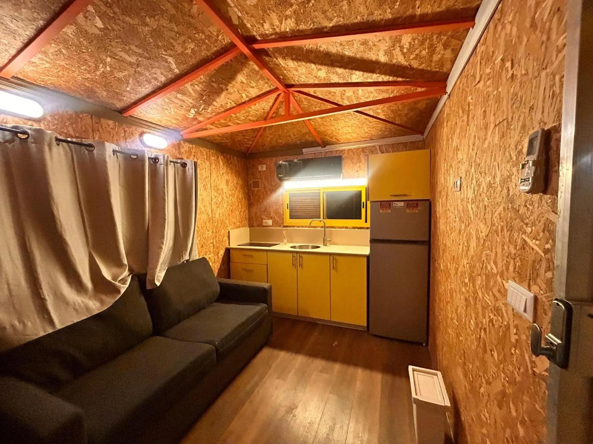 Roger's Hostel & Caravans Age 18-45