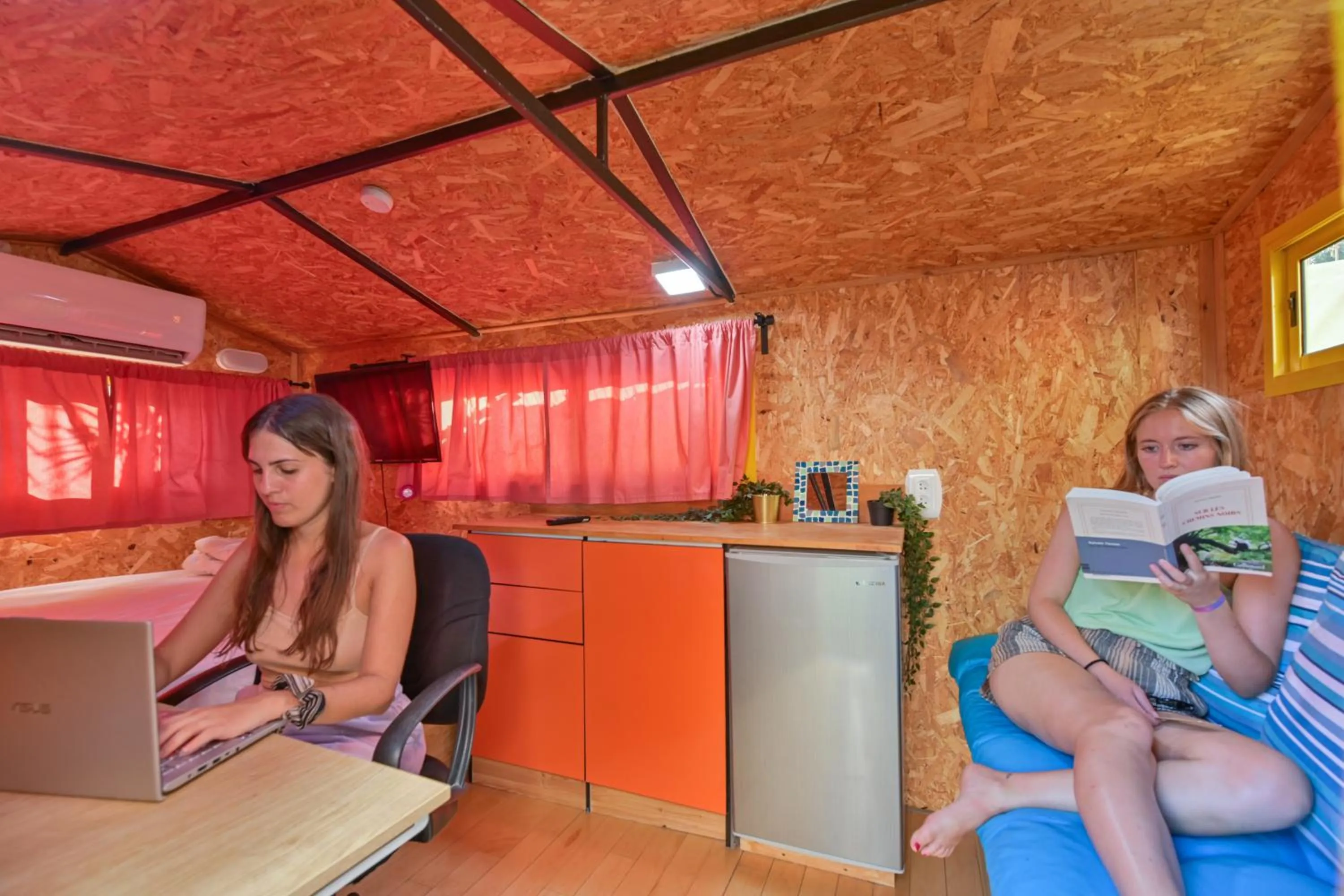 Roger's Hostel & Caravans Age 18-45