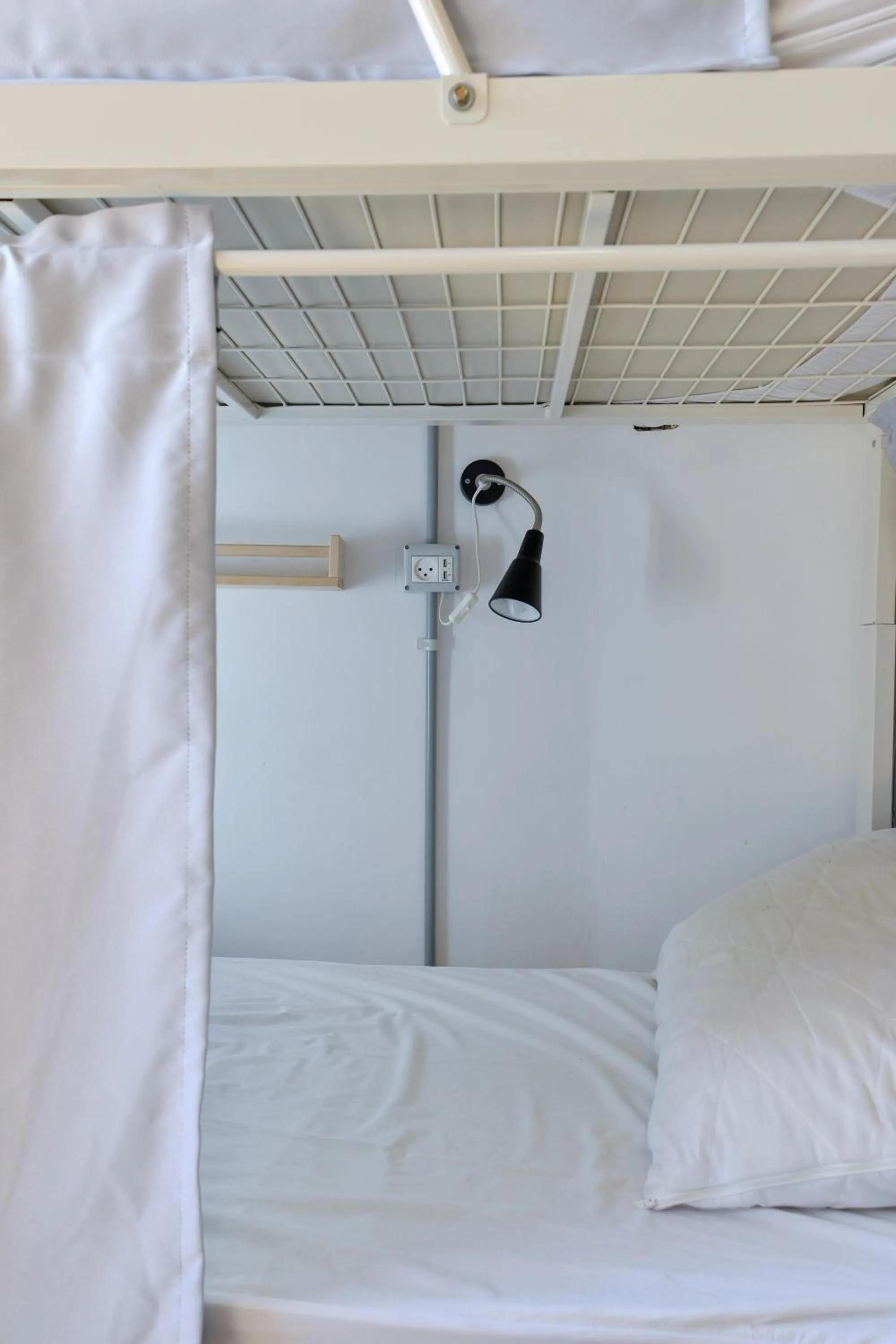 Bed in Roger's Hostel & Caravans Age 18-45