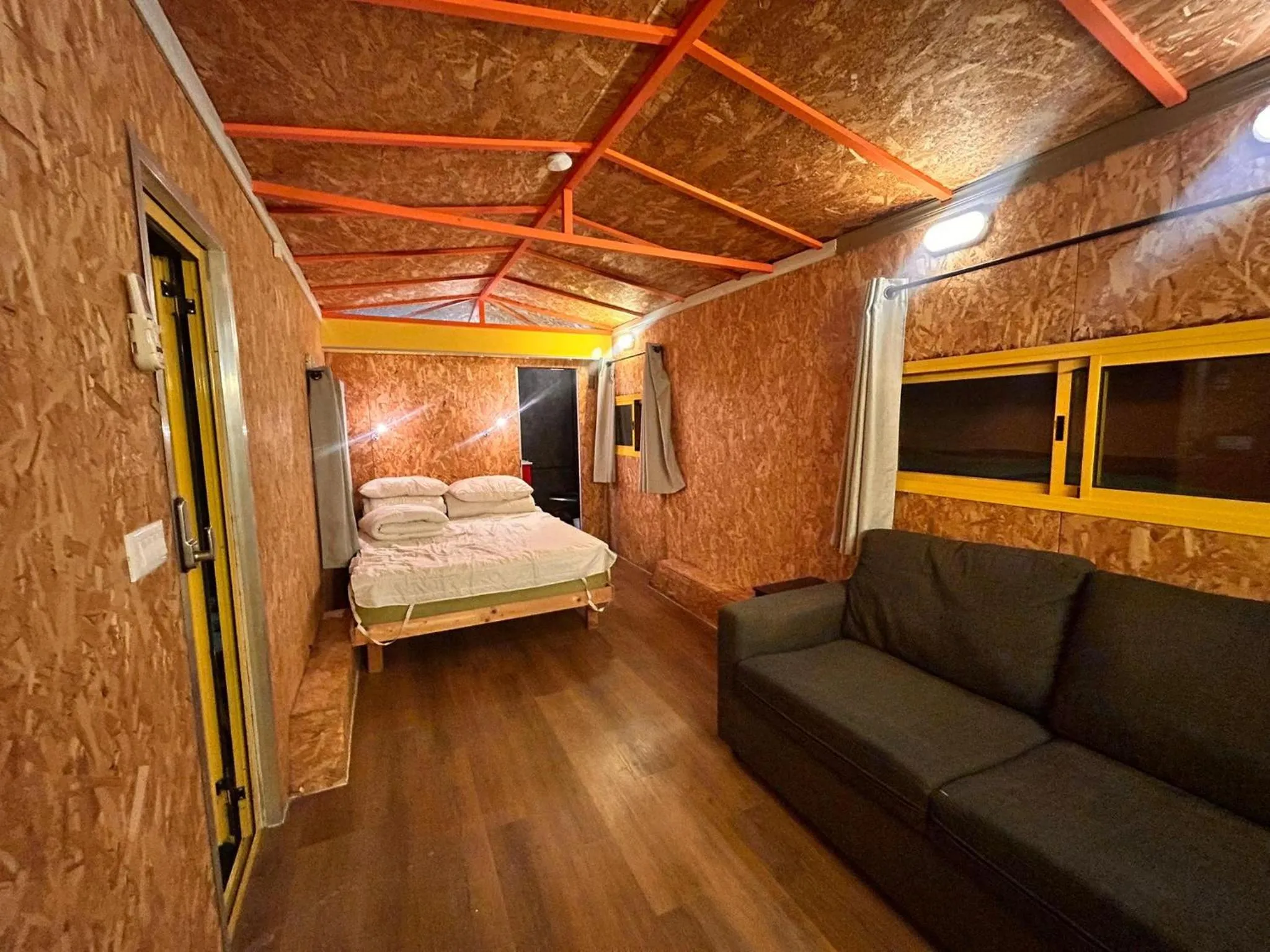 Bed in Roger's Hostel & Caravans Age 18-45