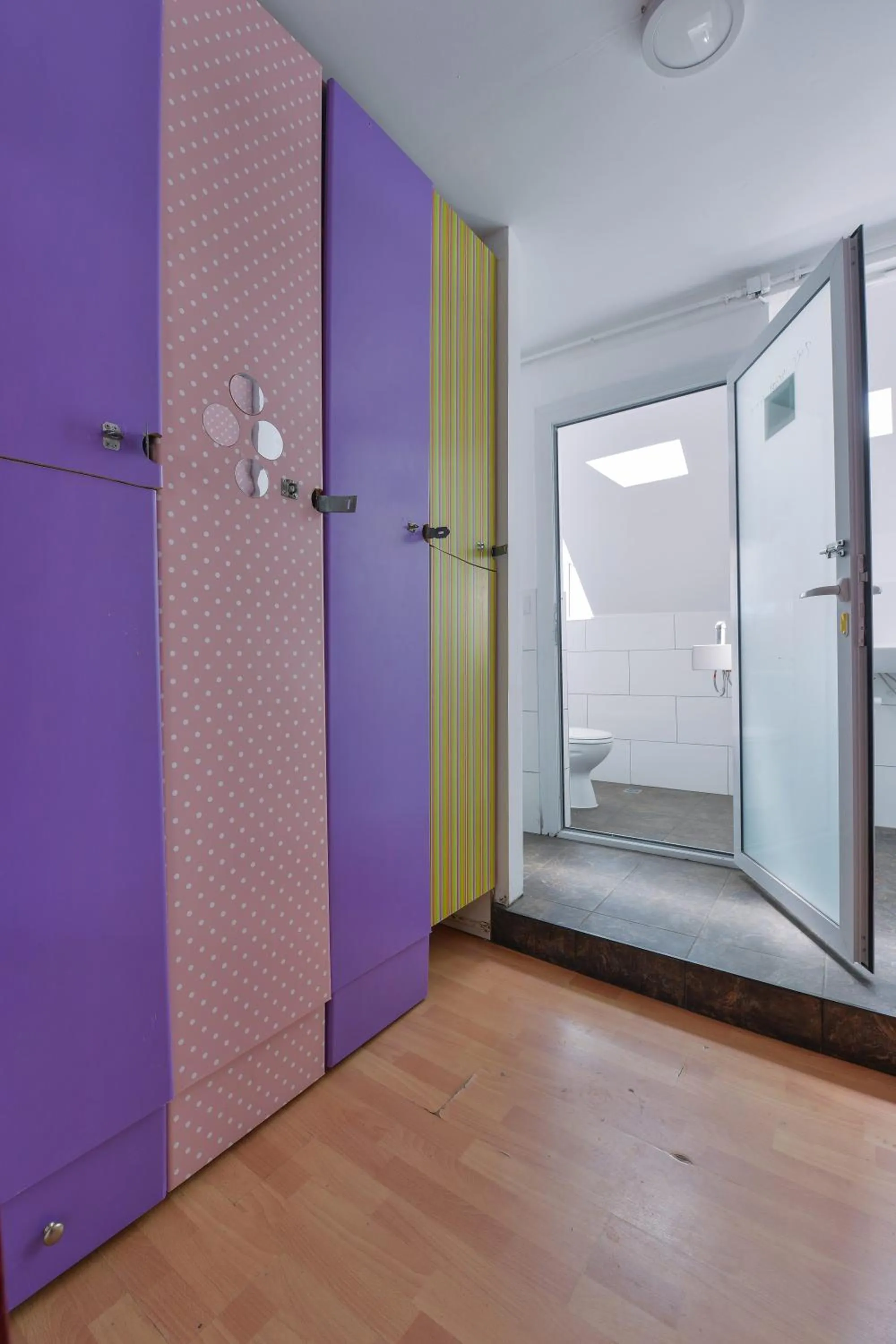 Roger's Hostel & Caravans Age 18-45