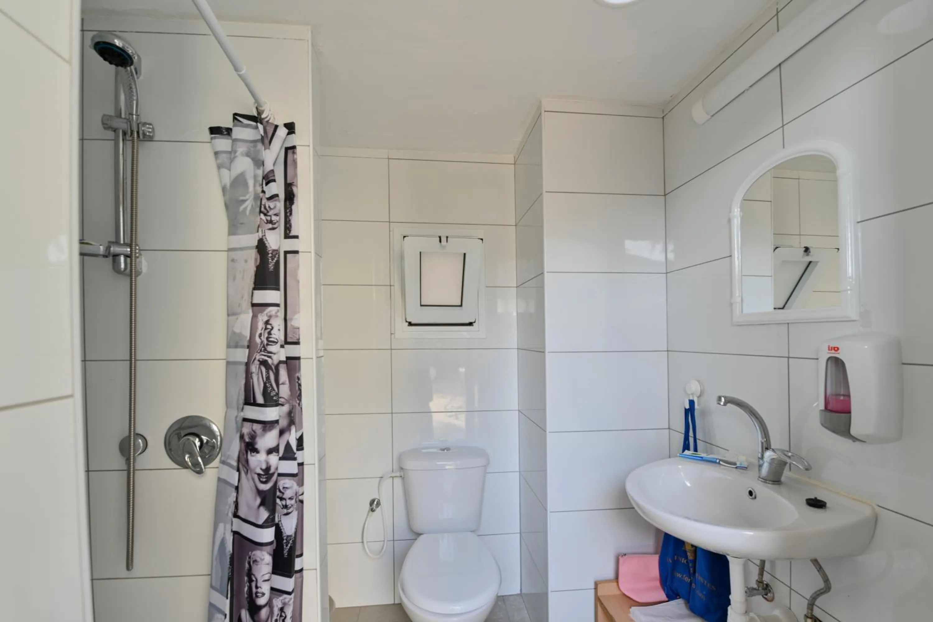 Roger's Hostel & Caravans Age 18-45